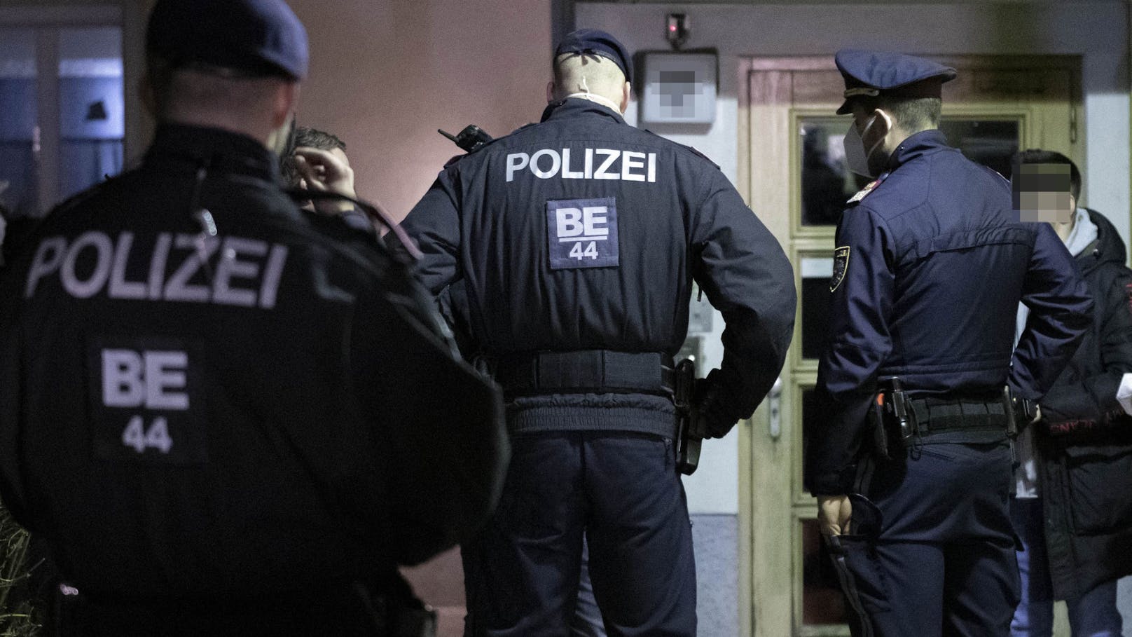 Mord-Alarm! Polizisten finden lebloses Kind in Wohnung