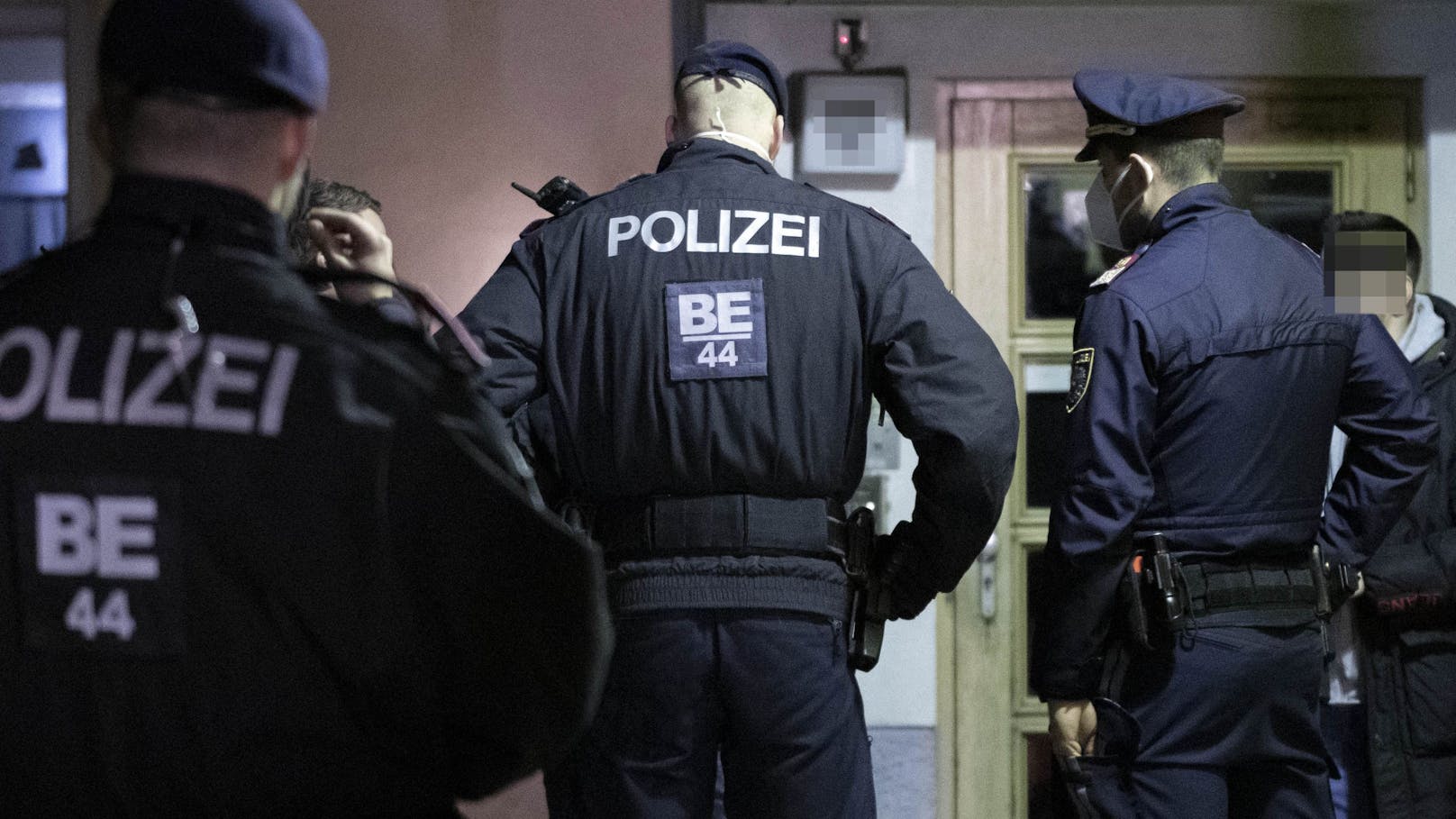 Mord-Alarm! Polizisten finden lebloses Kind in Wohnung