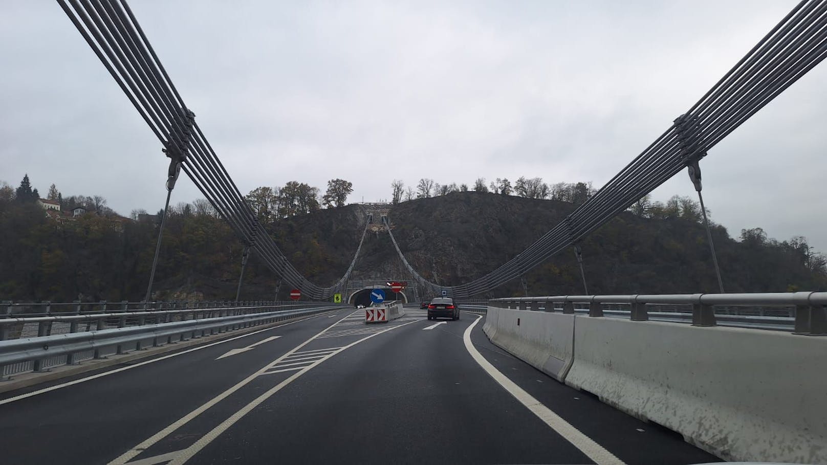 In einer langgezogenen Links-Kurve (50er-Zone) geht es auf die Brücke, hier ist ein 60-km/h-Limit.