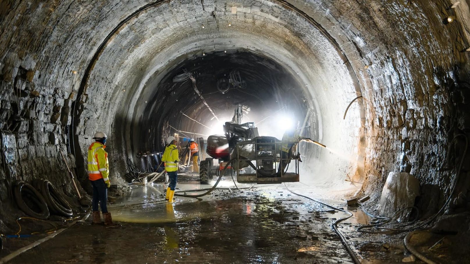 Der ÖBB-Tauerntunnel ist 113 Jahre alt und wird daher ab Ende 2024 innerhalb von 8 Monaten umfassend modernisiert.