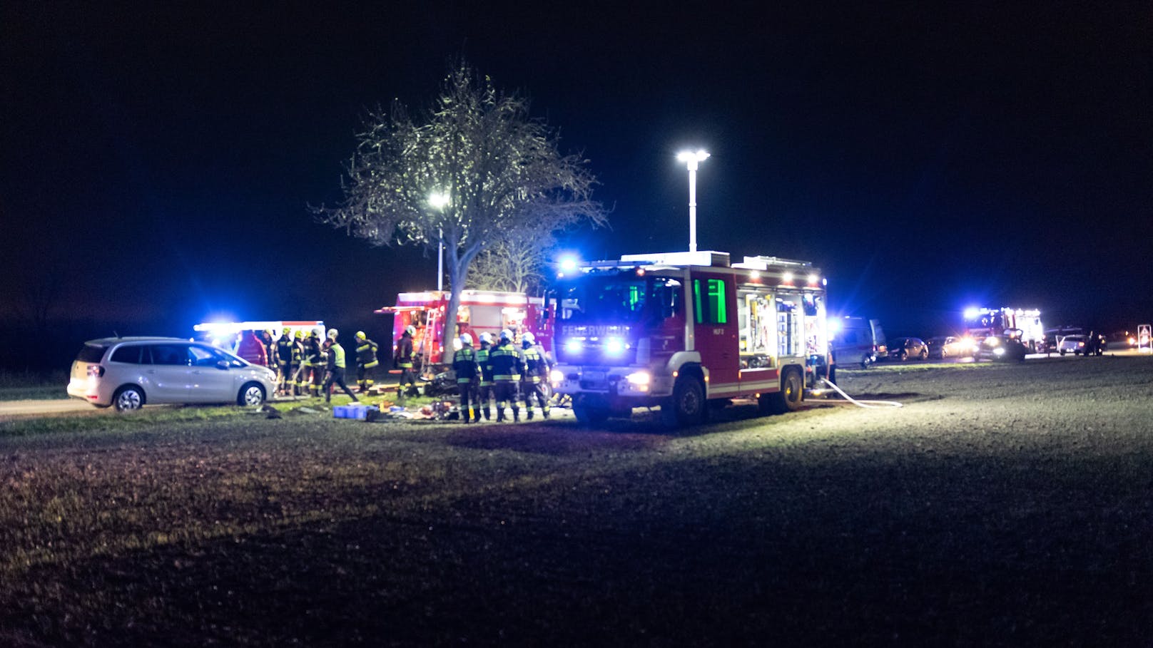 Ein Großaufgebot an Einsatzkräften war vor Ort: Der Unfall ereignete sich am 15.11.2024 gegen 22 Uhr im Gemeindegebiet von Leopoldsdorf im Marchfeld.