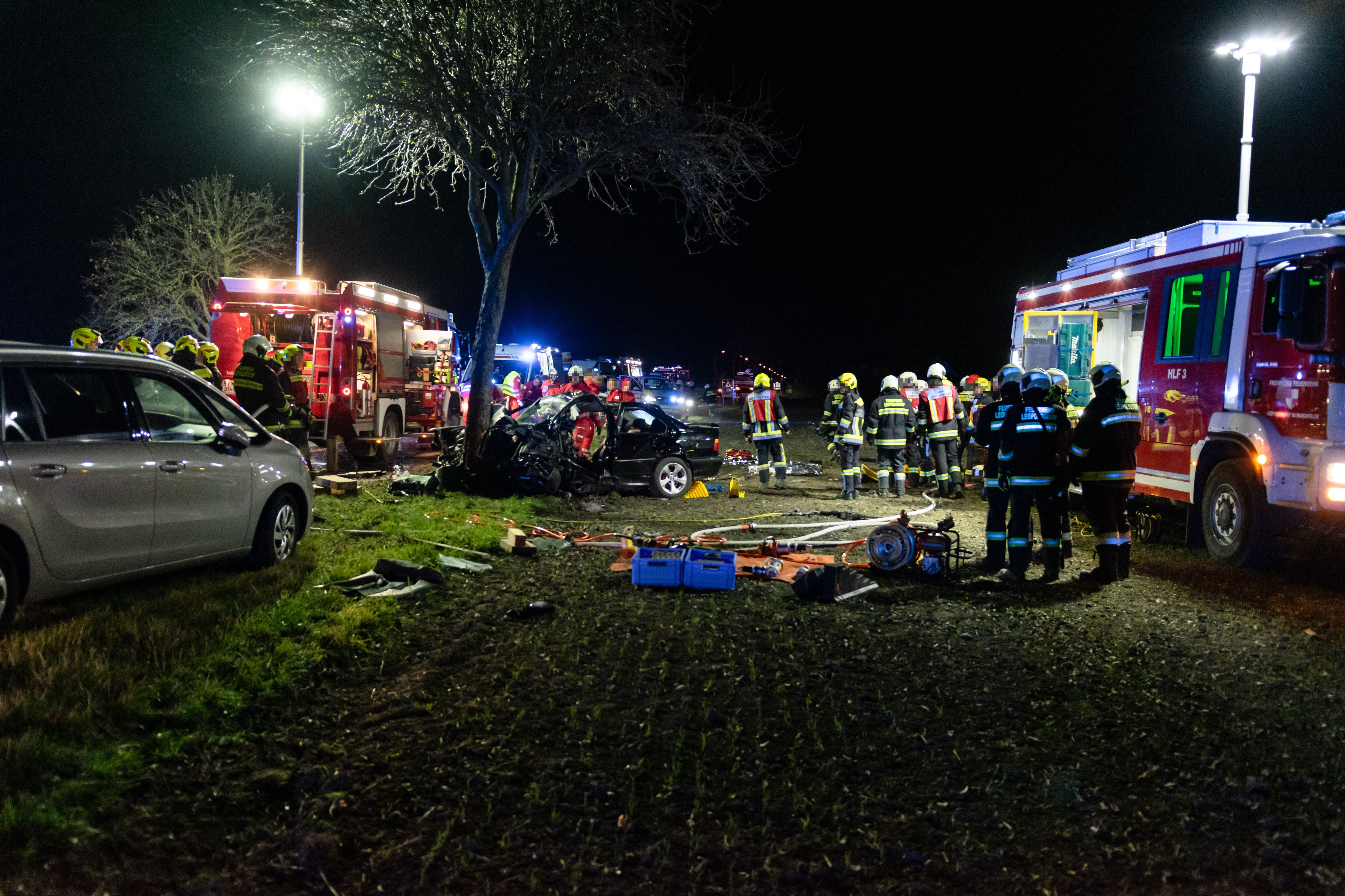 Crash gegen Baum: Drei junge Männer starben bei Unfalldrama