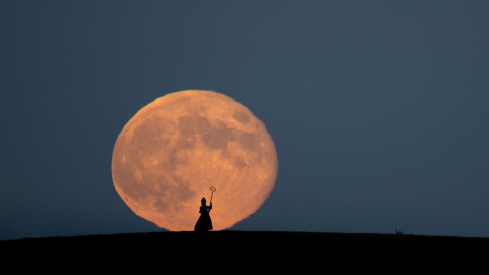 Nur wenige Minuten waren Zeit, um Renate Wachauer vor dem Supermond abzulichten.