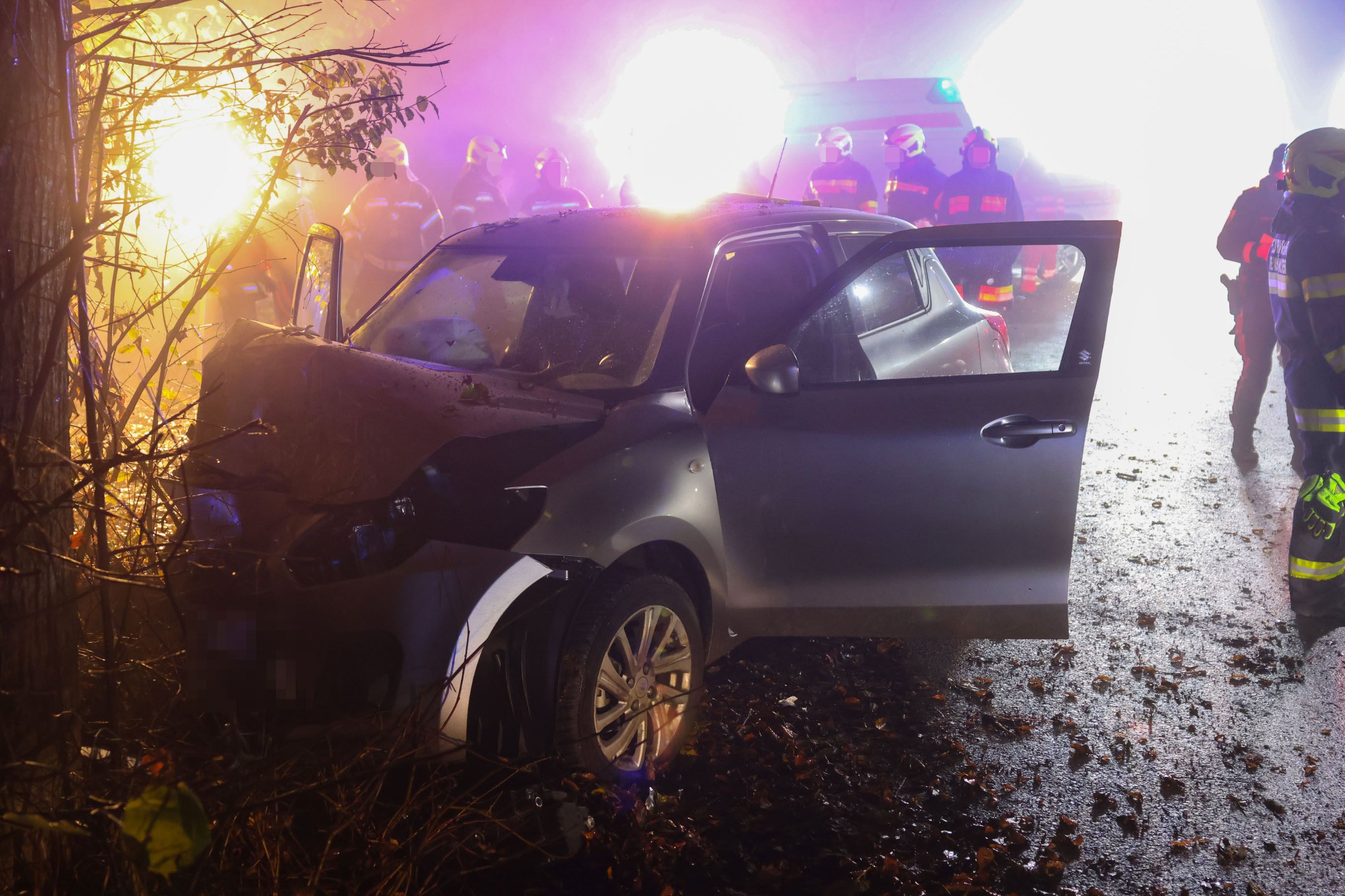 Der Pkw mit vier Insassen krachte bei Kremsmünster (Bez. Kirchdorf) frontal gegen einen Baum.