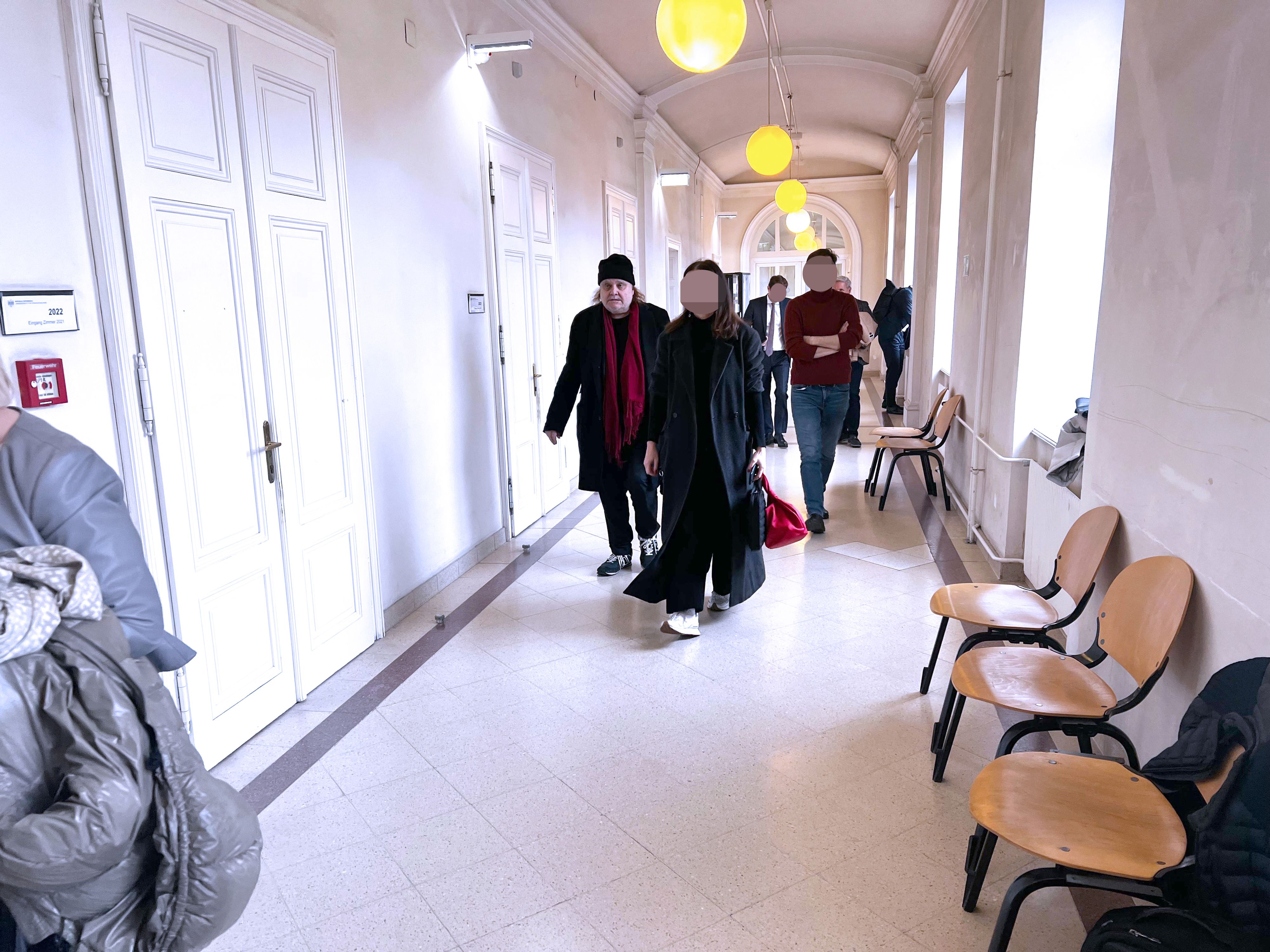 Der Skandal-Regisseur steuert mit ernster Miene den Gerichtssaal an, bereit für den nächsten Akt.