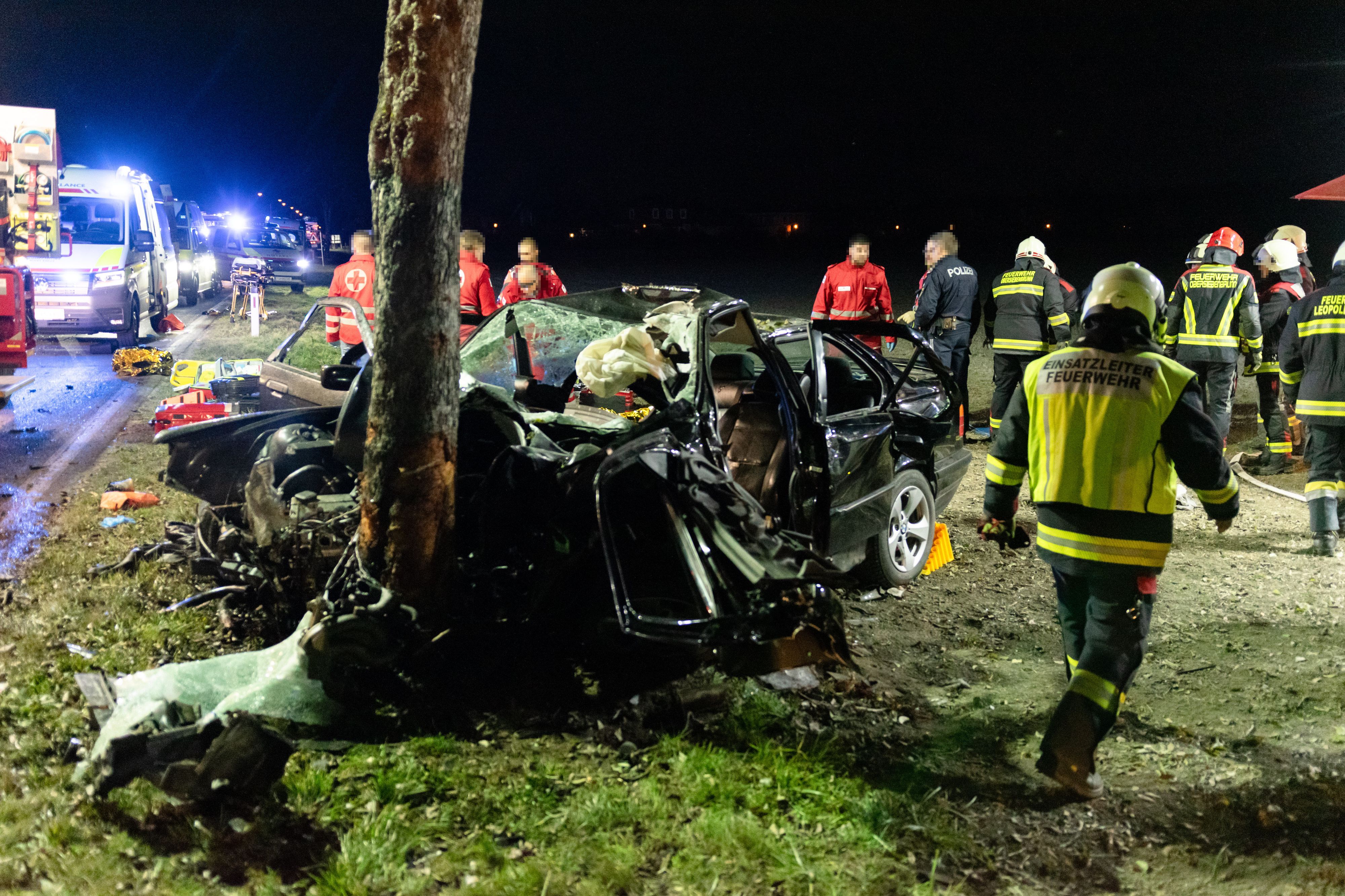 Crash gegen Baum: Drei junge Männer starben bei Unfalldrama