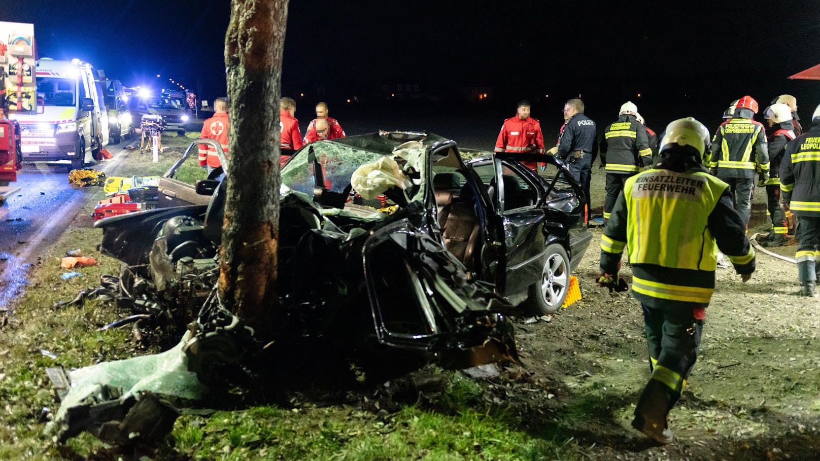 Crash gegen Baum – drei junge Männer sterben in BMW