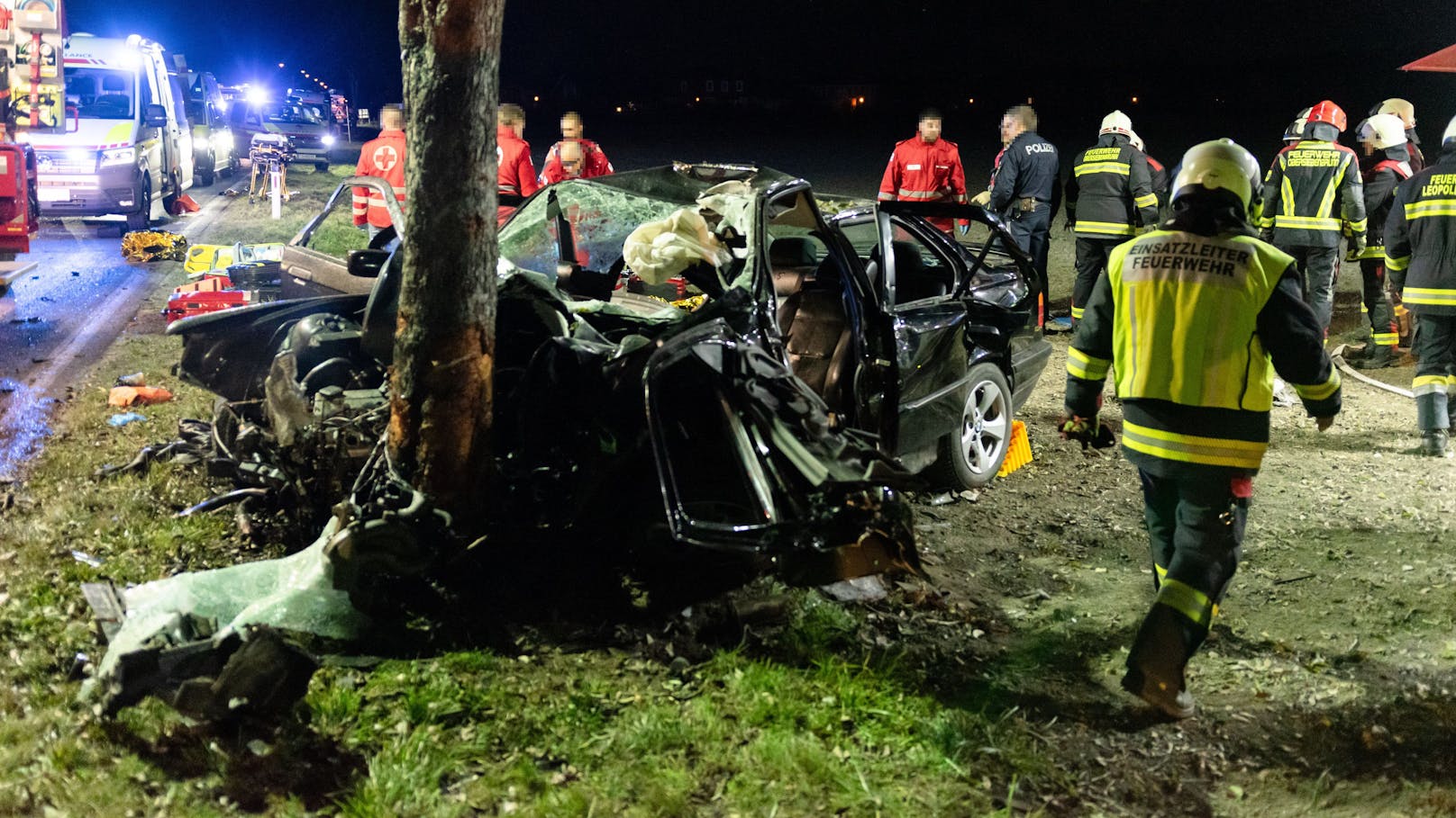 Crash gegen Baum – drei junge Männer sterben in BMW