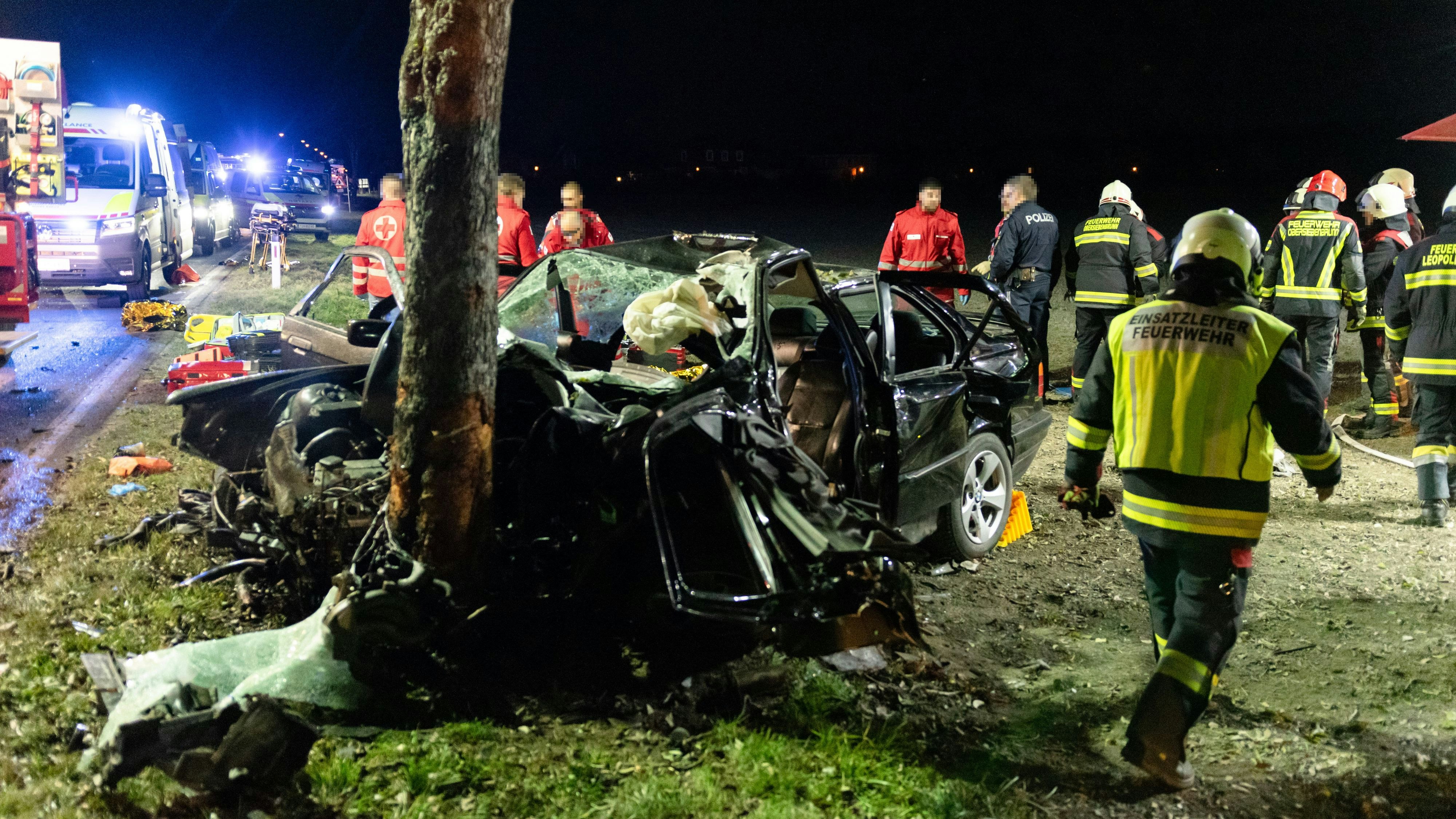 Crash gegen Baum: Drei junge Männer starben bei Unfalldrama