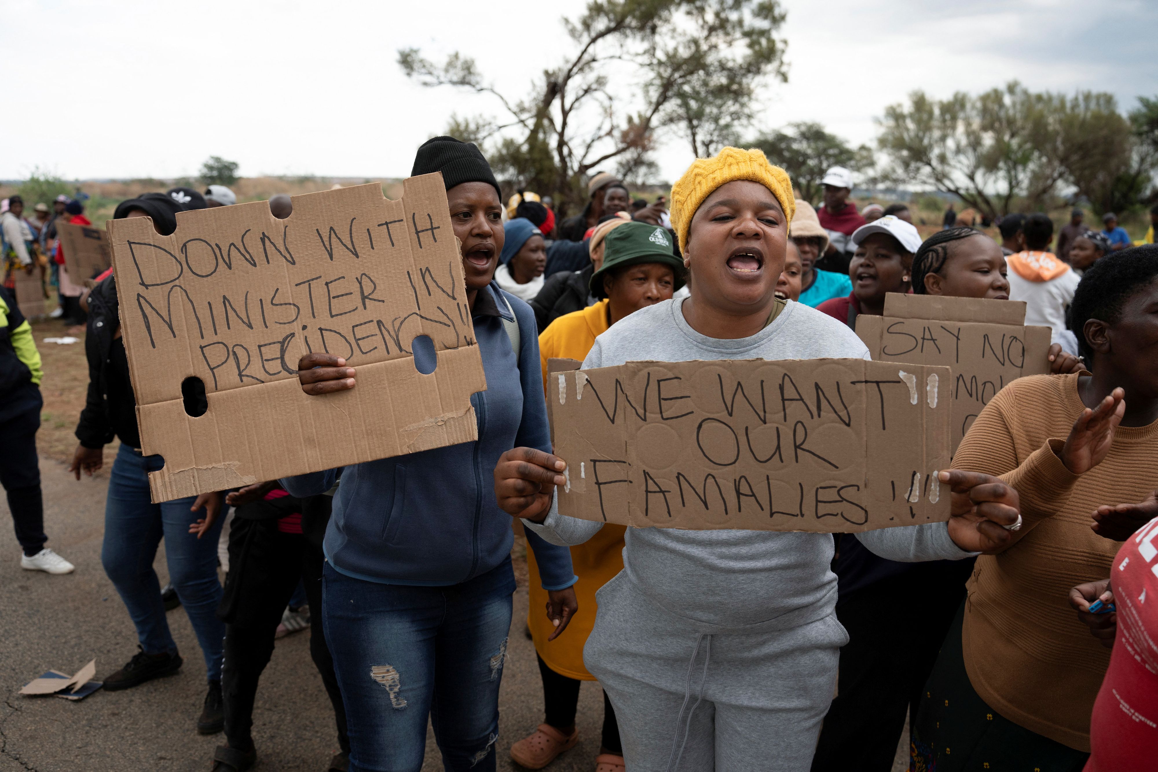 Angehörige und Kollegen der Minenarbeiter kritisieren das Vorgehen der Polizei und der Regierung. (Aufnahme vom 15. November 2024)
