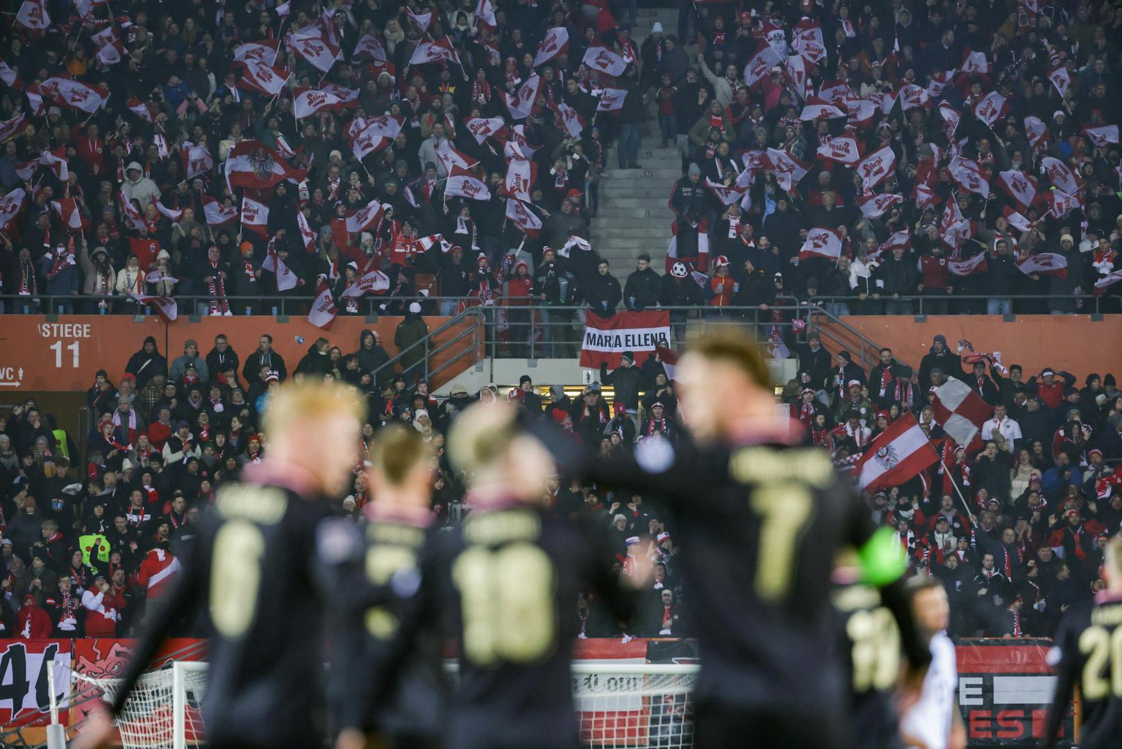 Ausverkauftes Happel-Stadion mit 46.000 Fans im letzten Länderspiel des Jahres trotz winterlicher Temperaturen.