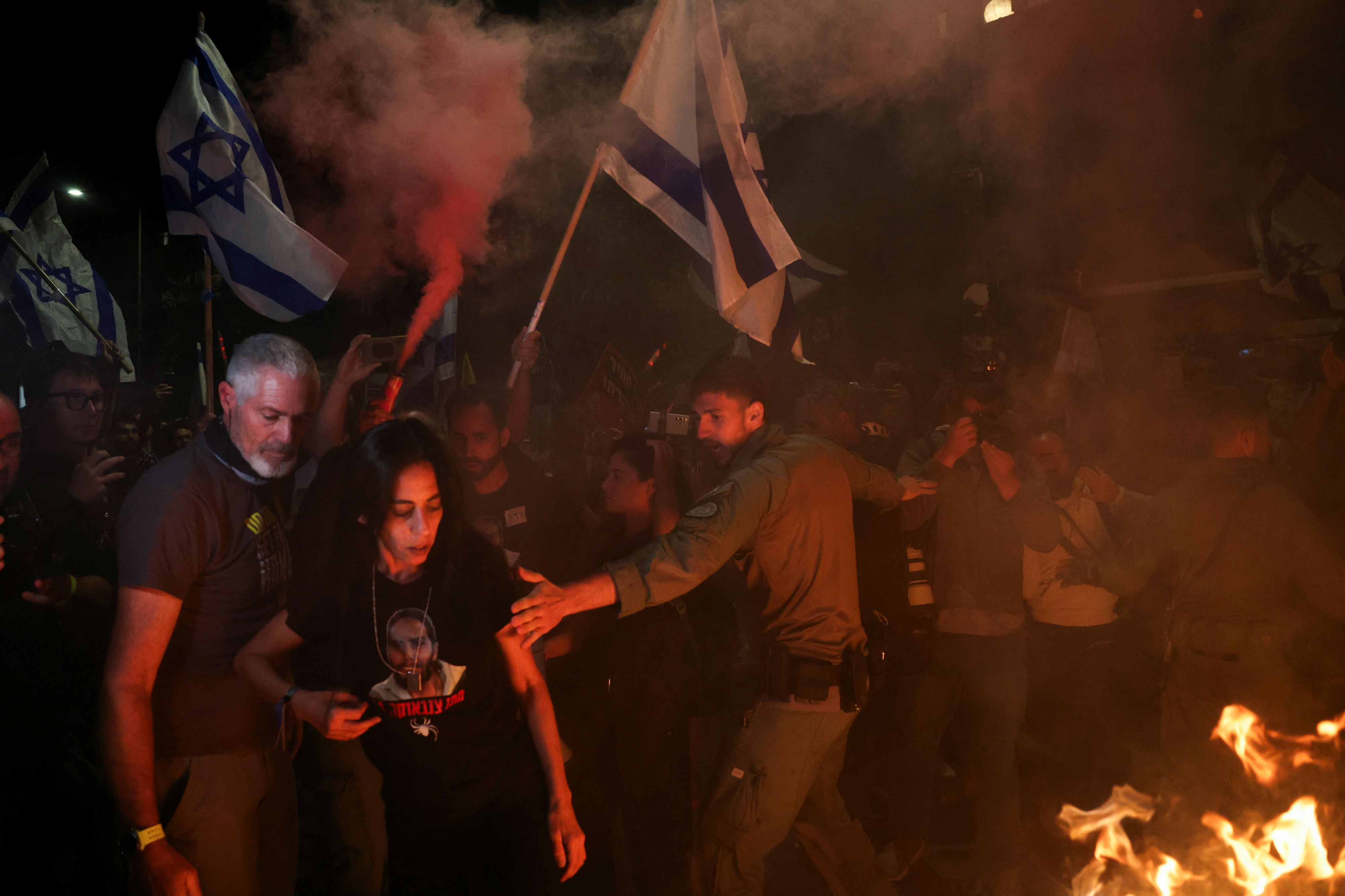 Nach Angaben der israelischen Polizei wurden Leuchtraketen in der Nähe des Privathauses von Ministerpräsident Benjamin Netanyahu abgefeuert.