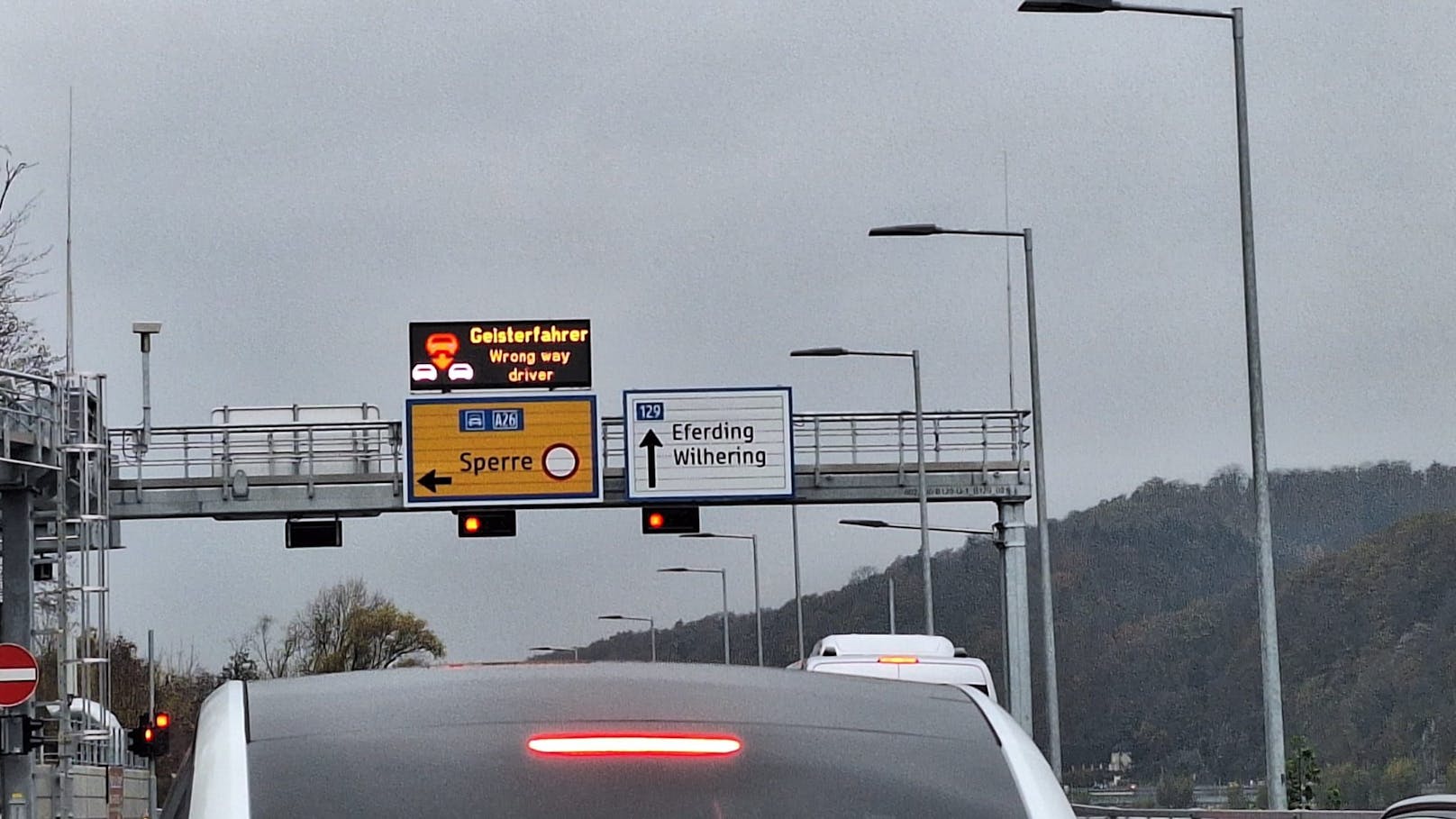 Bei der Auffahrt auf Linzer Seite während der <em>"Heute"</em>-Testfahrt hieß es gleich "bitte warten". Grund: Sperre, Geisterfahrer! Nach wenigen Minuten war die Fahrbahn wieder frei.