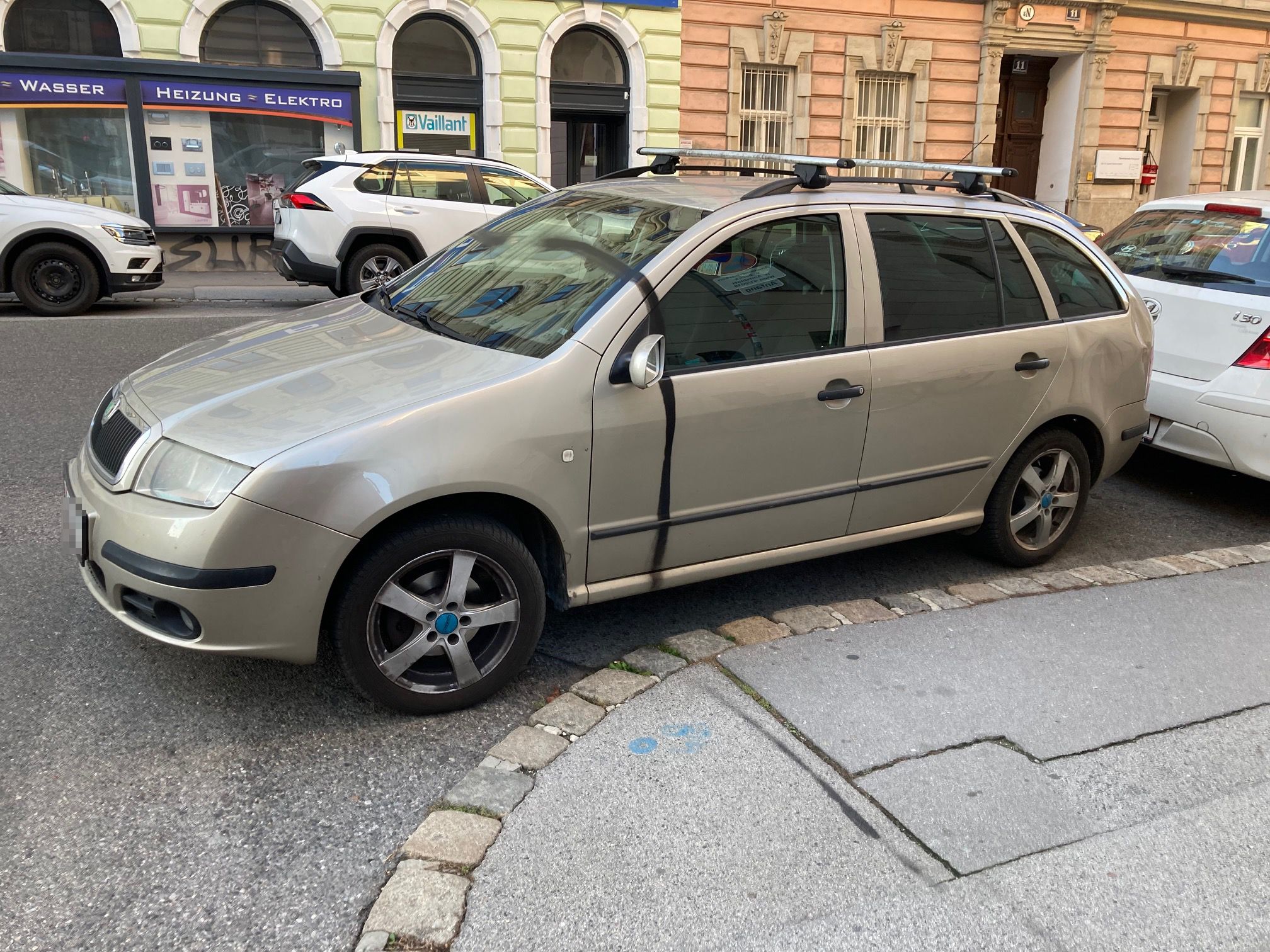 Ein Unbekannter sprayte das Ende des Parkplatzes auf den Skoda. 