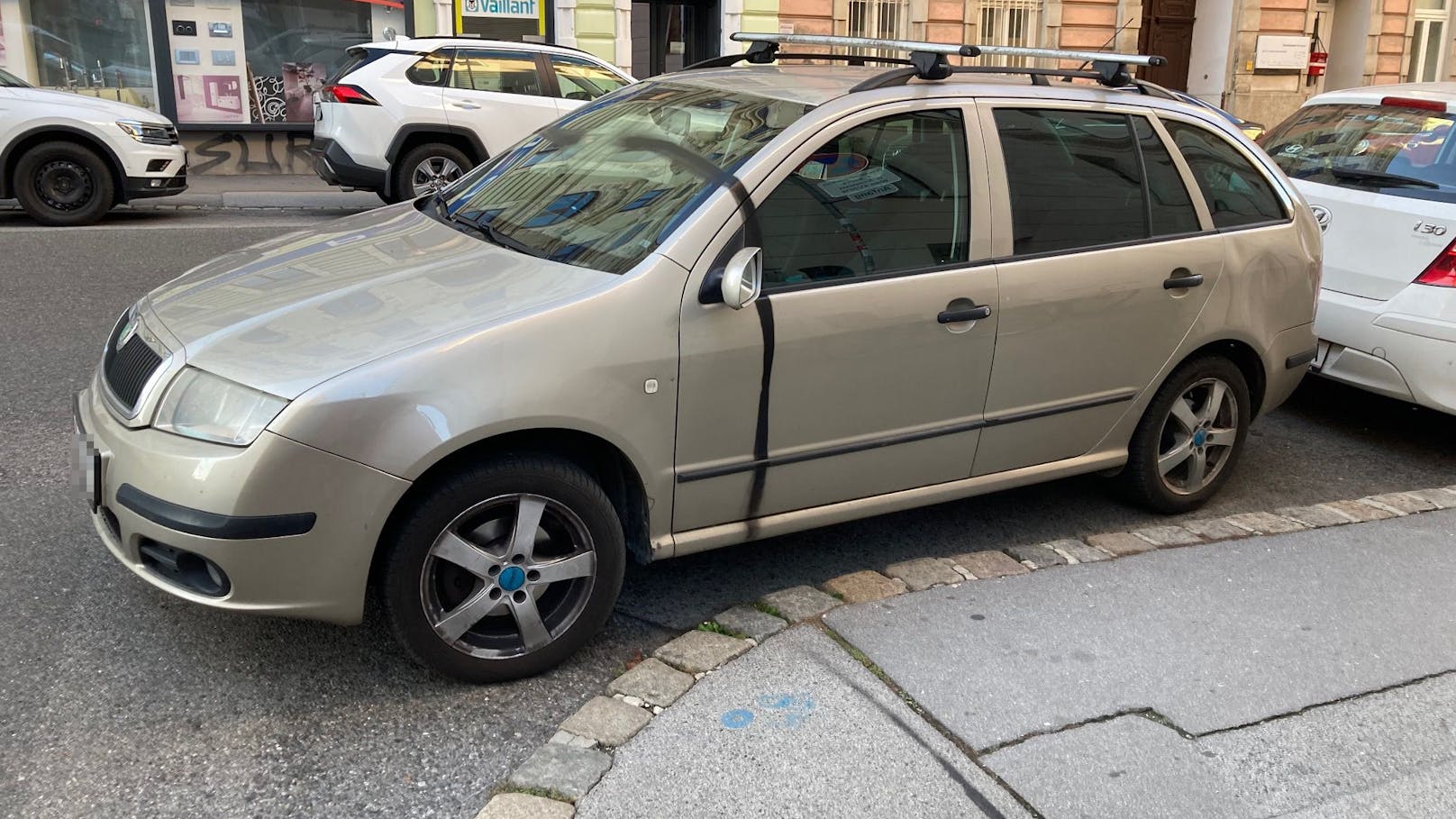 Ärger über Falschparker! "Parksheriff" sprayt Auto voll