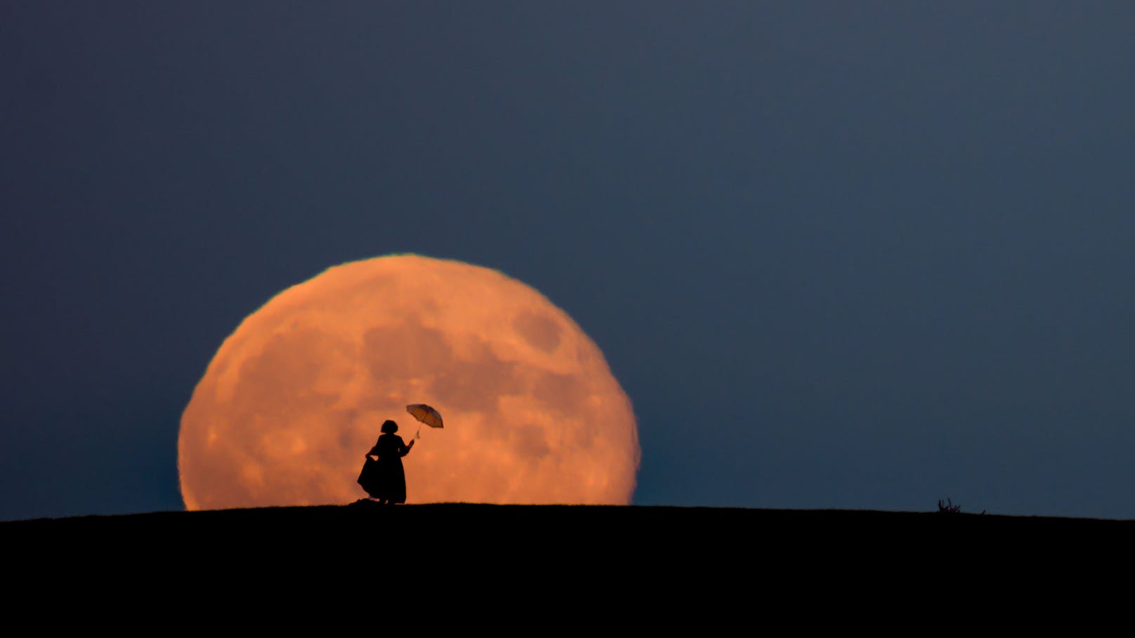 Nur wenige Minuten waren Zeit, um Renate Wachauer vor dem Supermond abzulichten.