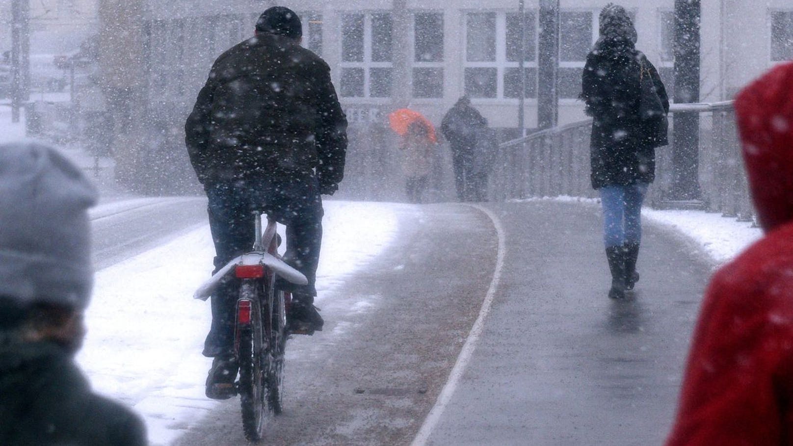 Kaltfronten sorgen für Abkühlung und Schneefall. (Symbolbild)