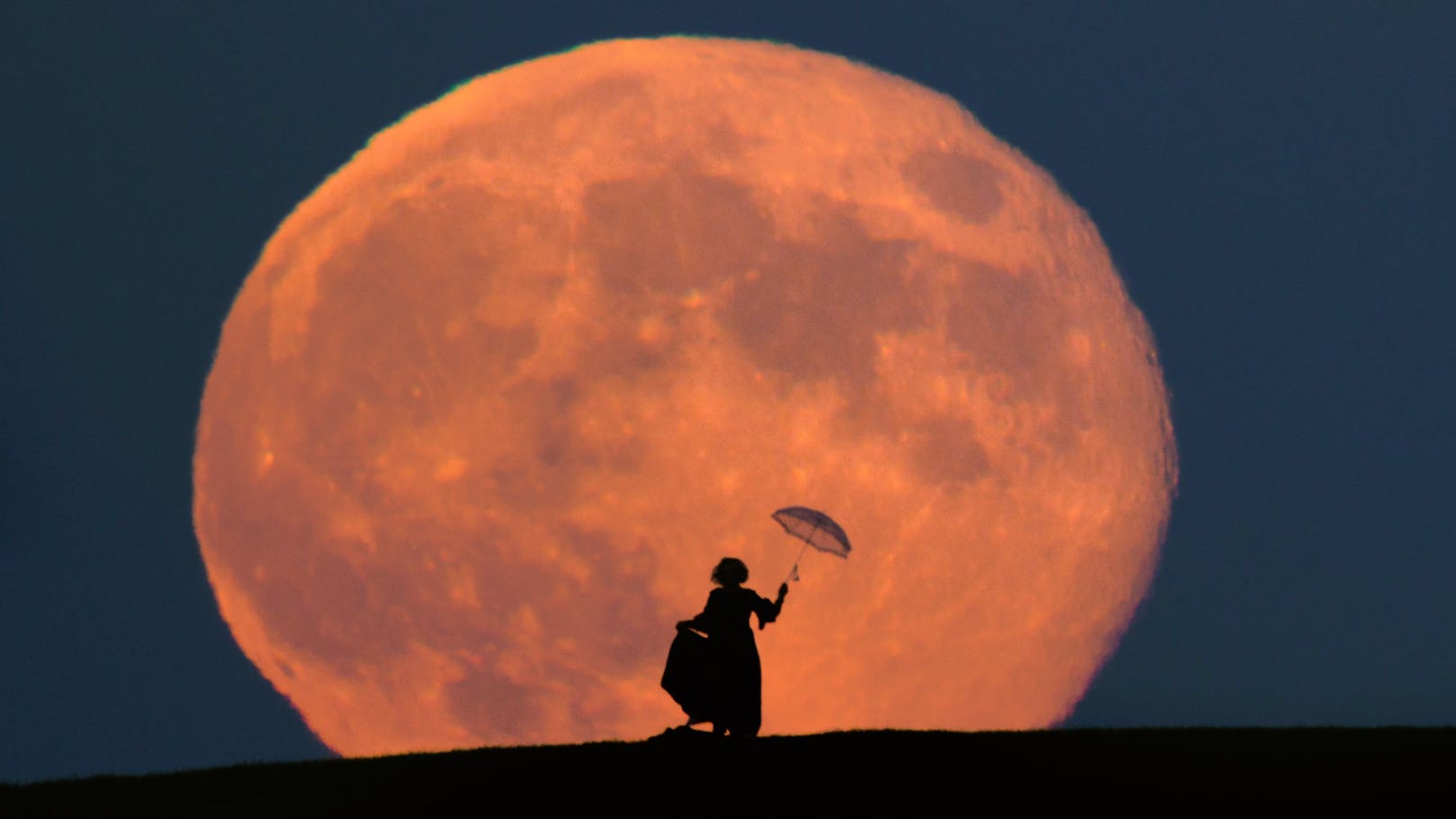 Nur wenige Minuten waren Zeit, um Renate Wachauer vor dem Supermond abzulichten.