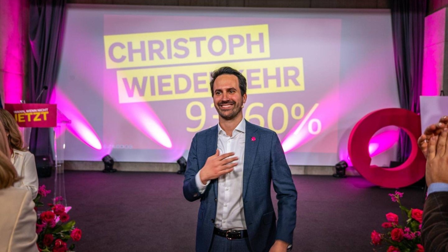 Bildungsstadtrat Wiederkehr wurde als Wiener NEOS-Chef mit 93,6 Prozent wiedergewählt.