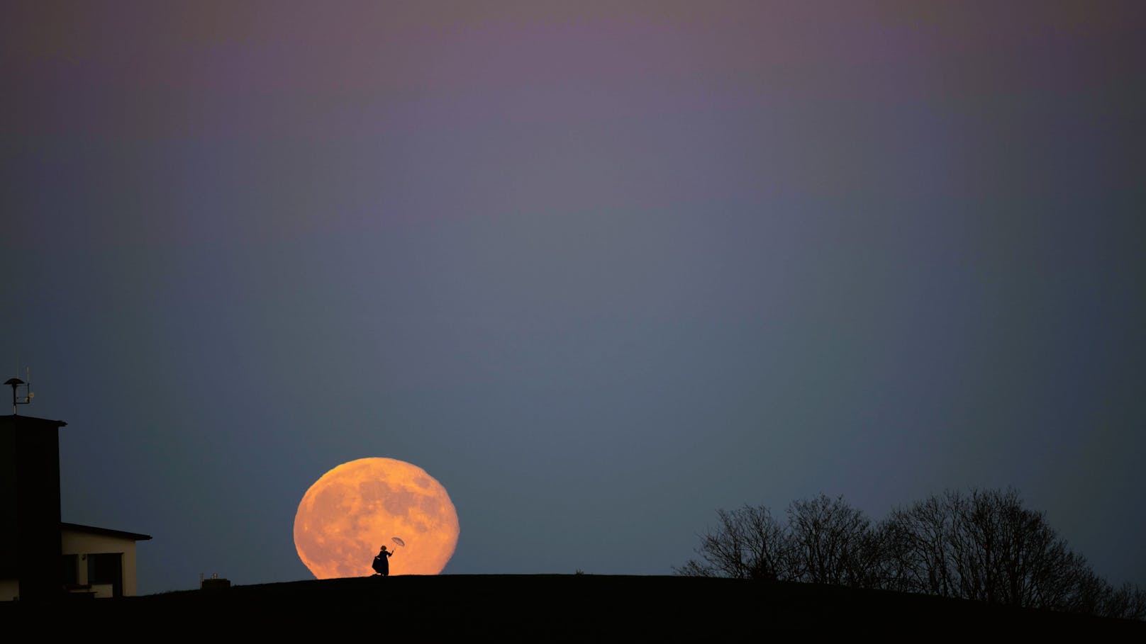 Nur wenige Minuten waren Zeit, um Renate Wachauer vor dem Supermond abzulichten.