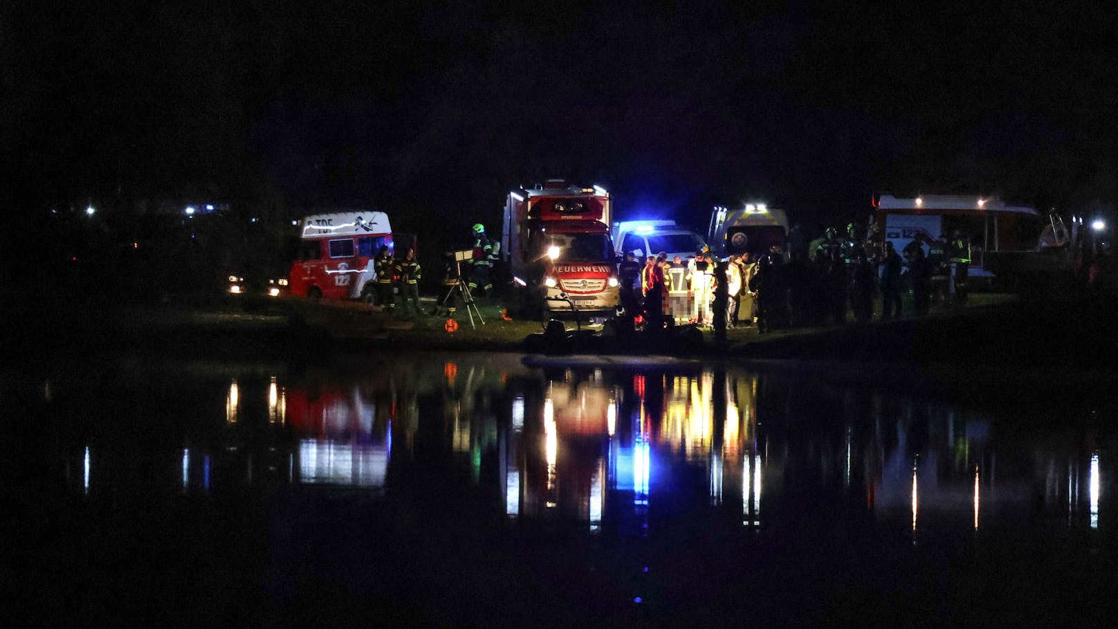 Tödlicher Tauchunfall! Feuerwehr zieht Leiche aus Teich