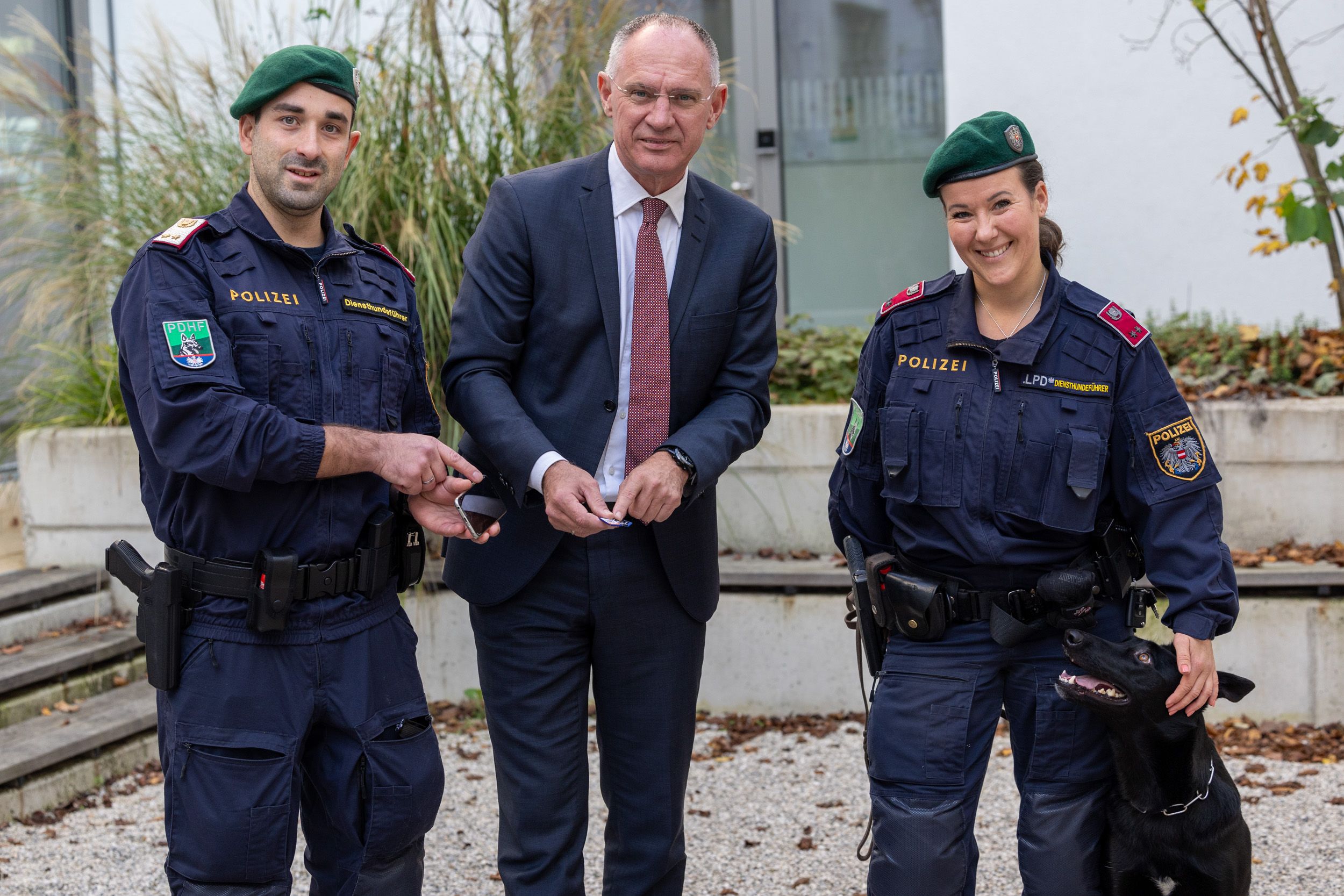 Innenminister Gerhard Karner und Diensthundeführer der Polizei präsentieren erstmals eingesetzte Cyberspürhunde.