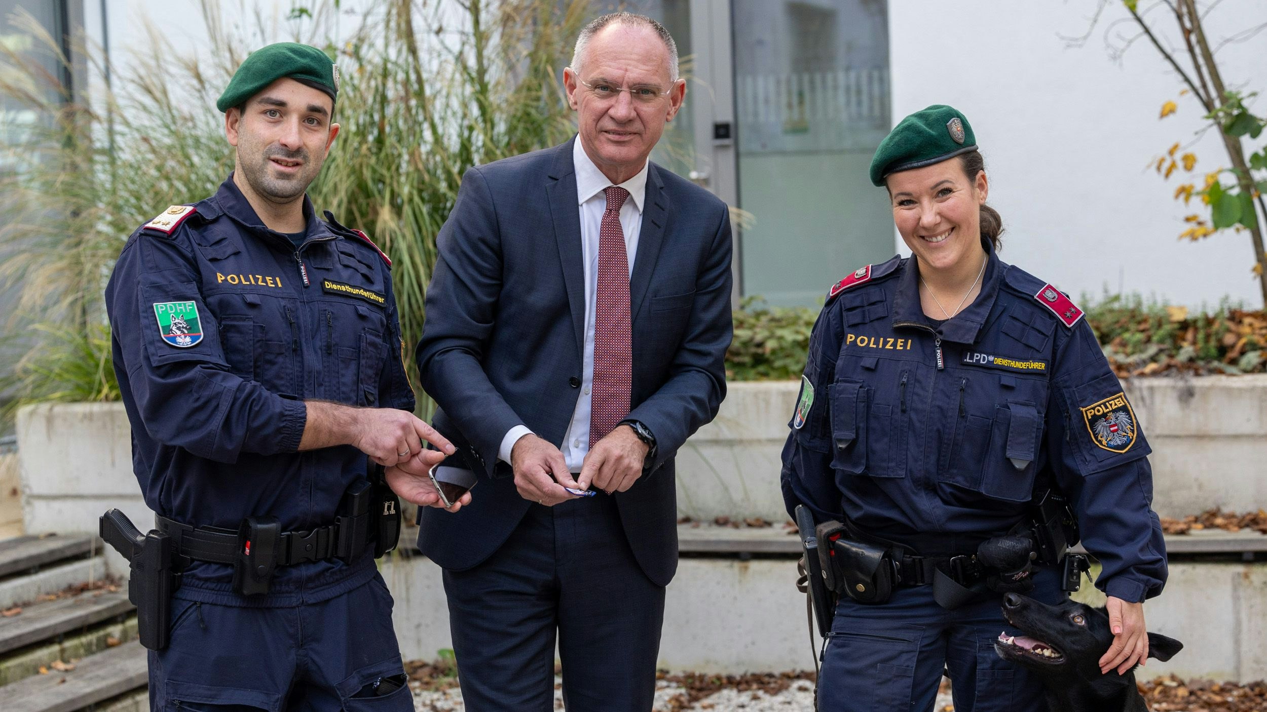 Innenminister Gerhard Karner und Diensthundeführer der Polizei präsentieren erstmals eingesetzte Cyberspürhunde.