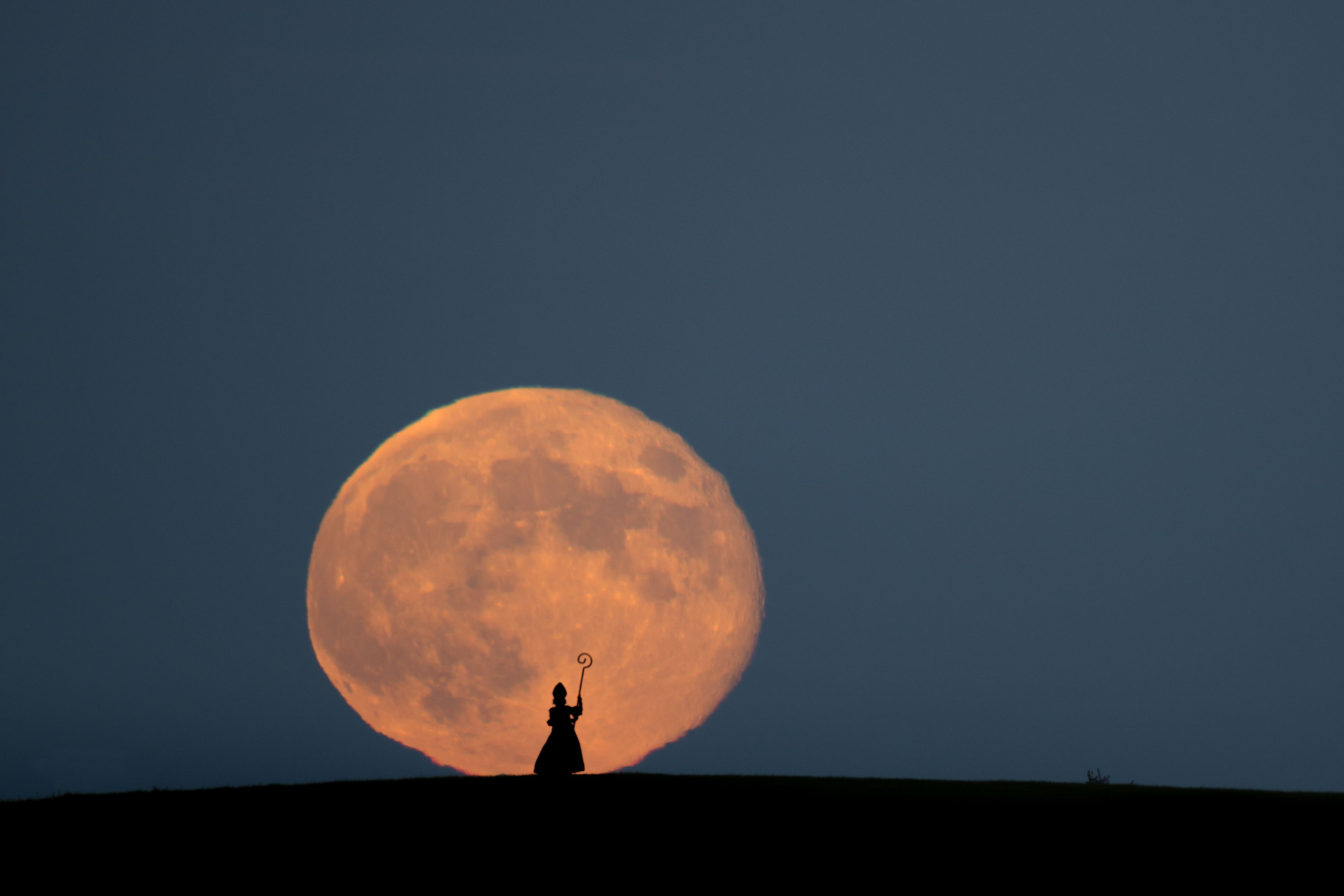 Fotograf Fritz Bachner wartete schon lange auf diesen Moment. Nun gelang es ihm den Supermond mit dem 