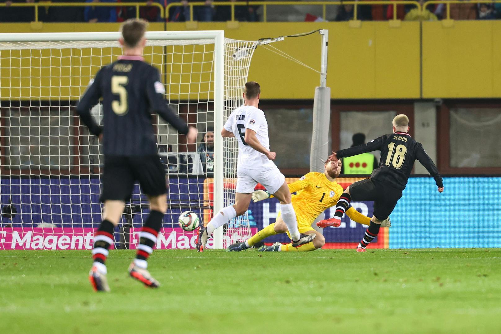 Schmid trifft gegen Oblak.