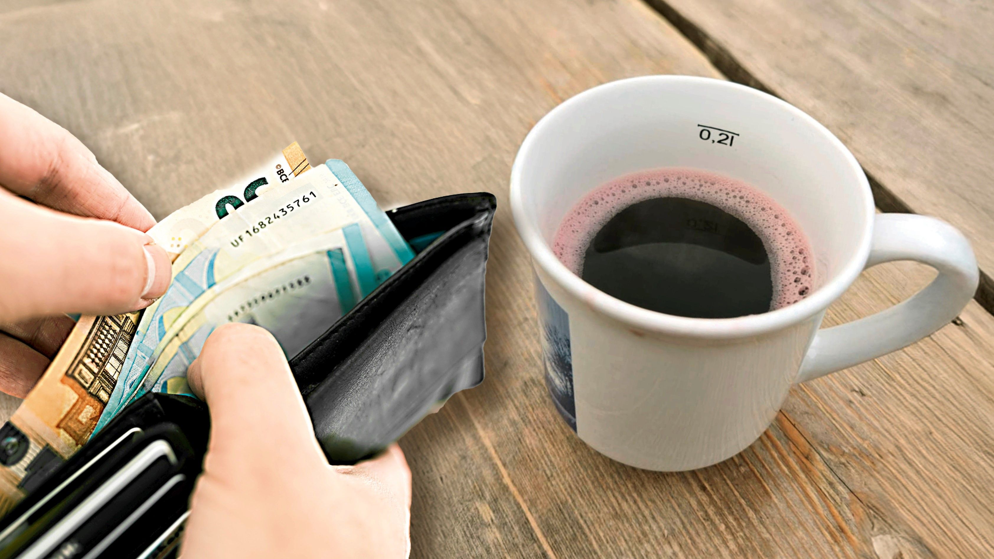 Ein Mann ärgerte sich über den Preis für einen Glühwein am Christkindlmarkt in Steyr. Das Bild zeigt das Häferl nach dem ersten Schluck.