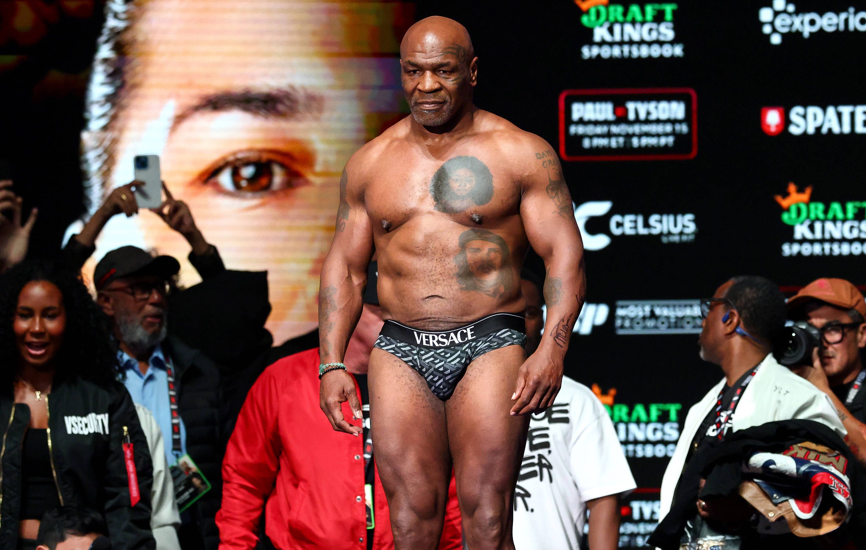 Mike Tyson beim Wiegen vor dem Kampf gegen Jake Paul