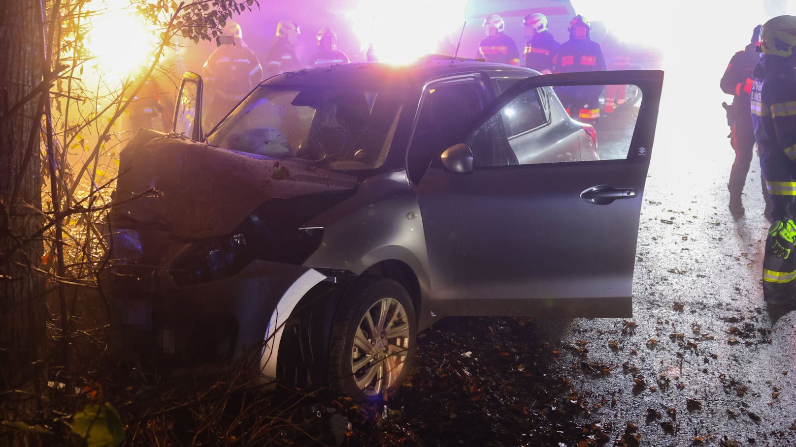 Gegen Mitternacht kam die Lenkerin aus unbekannter Ursache von der Fahrbahn ab.