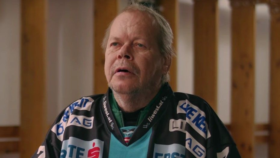 Black-Wings-Fan Manfred ist "fast bei jedem Heimspiel" seiner Eishockey-Helden dabei.