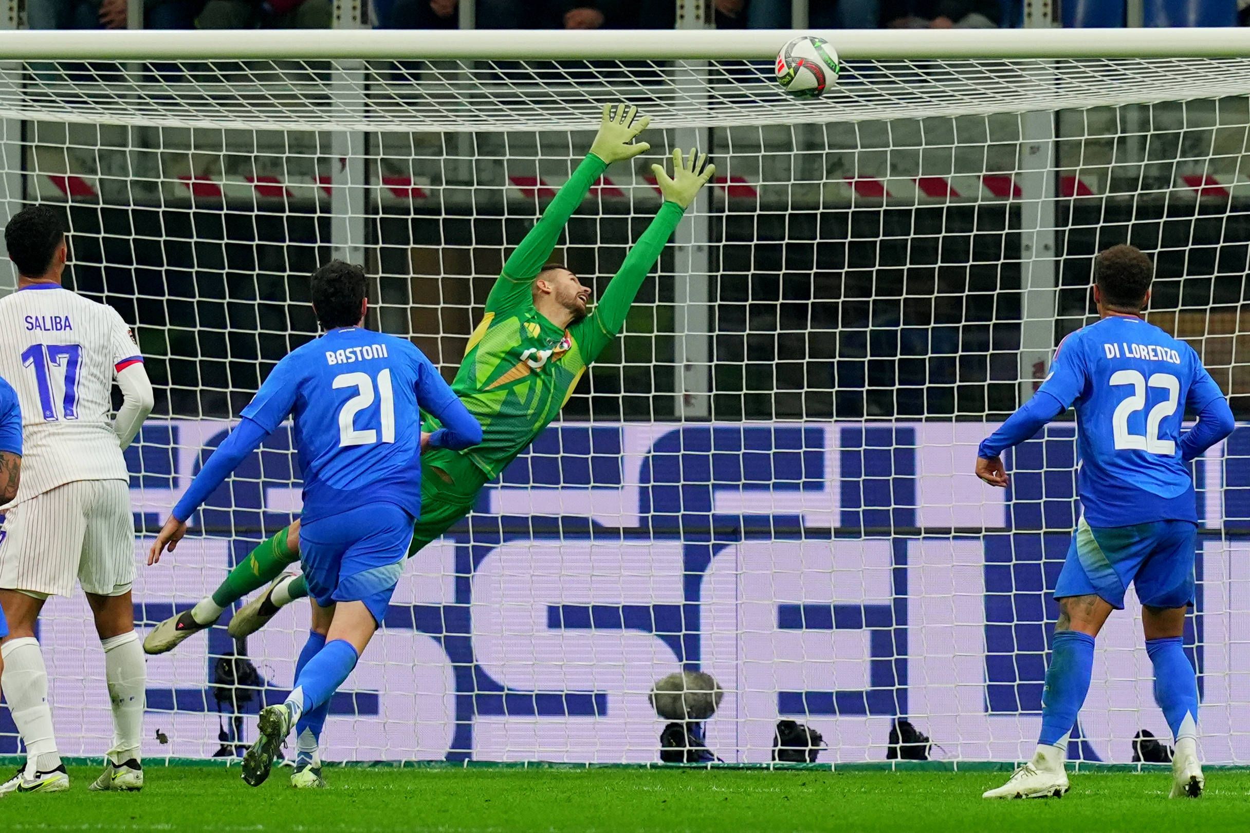 Vicario streckt sich im Italien-Tor vergeblich.