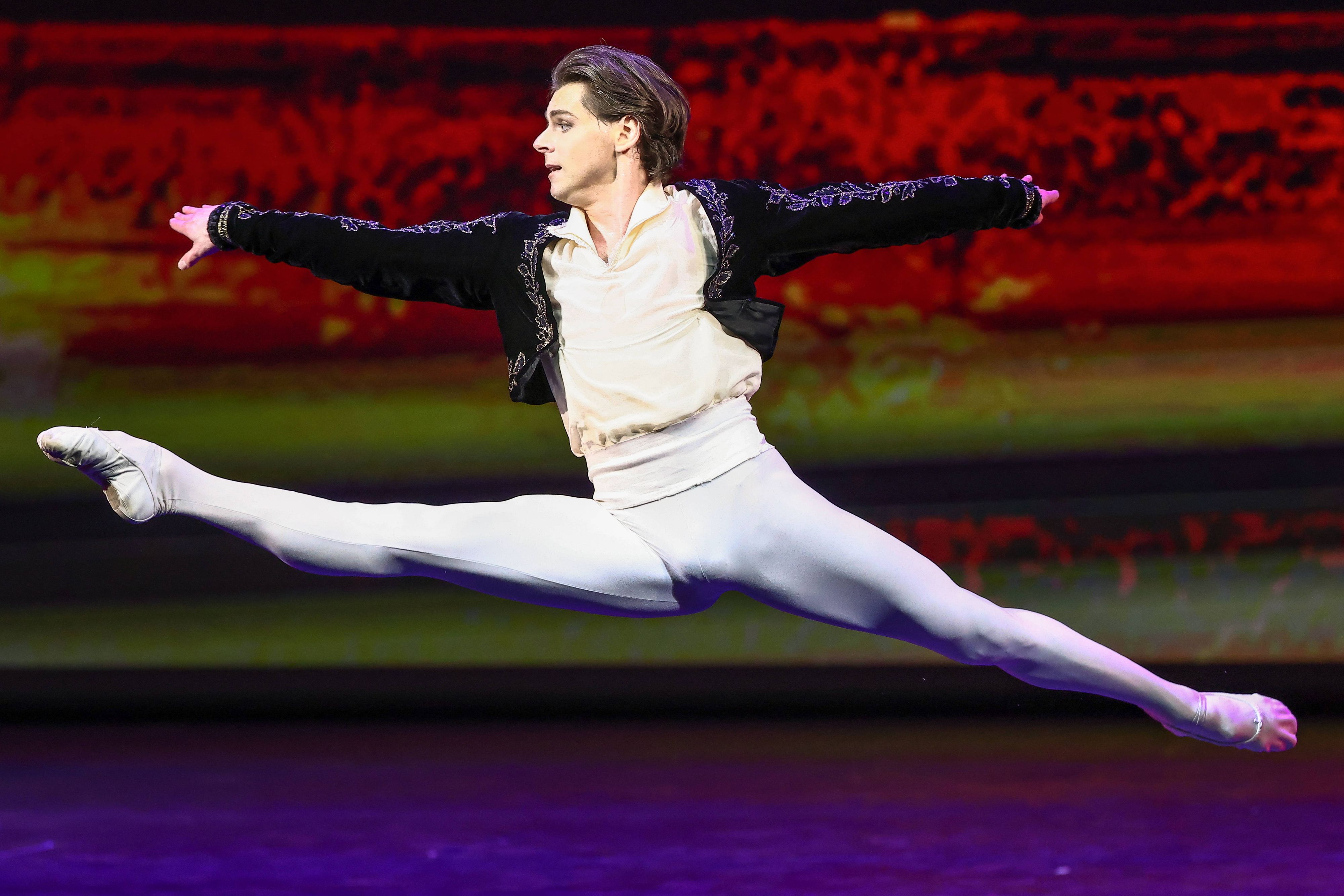 Der russische Ballettstar Wladimir Schkljarow hat nach einem tragischen Unfall sein Leben verloren.