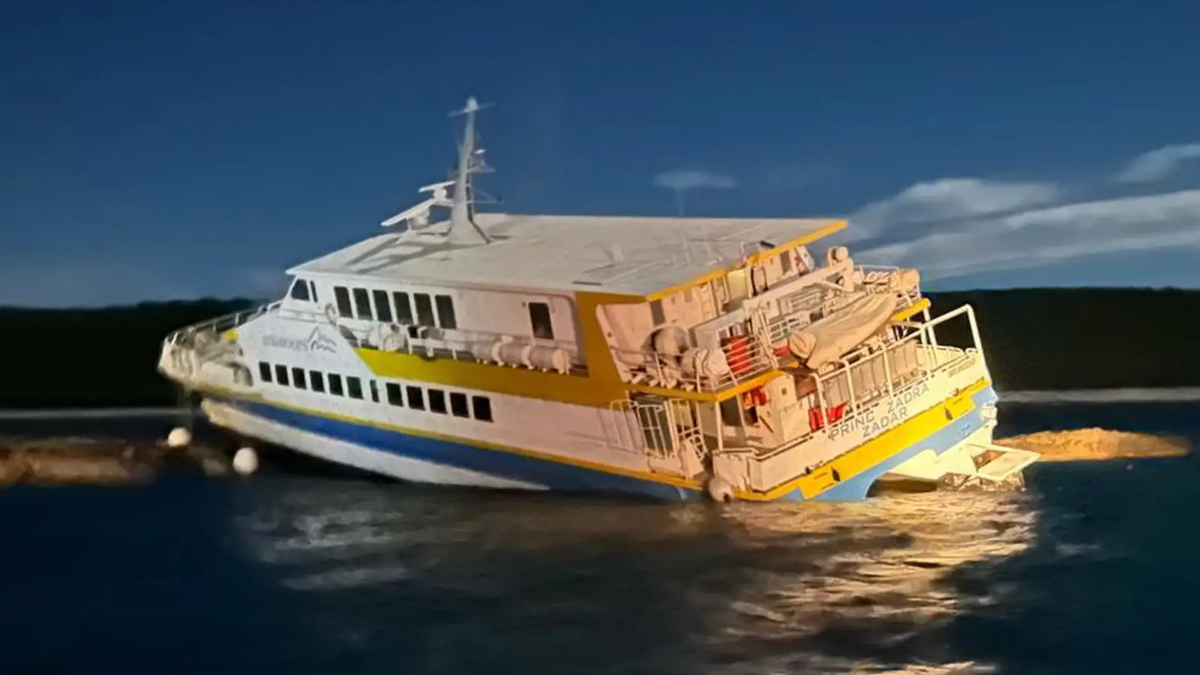 Hier ist der auf Grund gelaufene Katamaran zu sehen