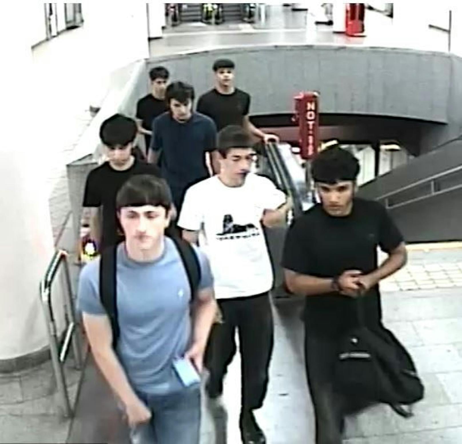 Diese unbekannten jungen Männer werden nach dem blutigen Bandenkrieg am Bahnhof Meidling im Sommer 2024 polizeilich gesucht.