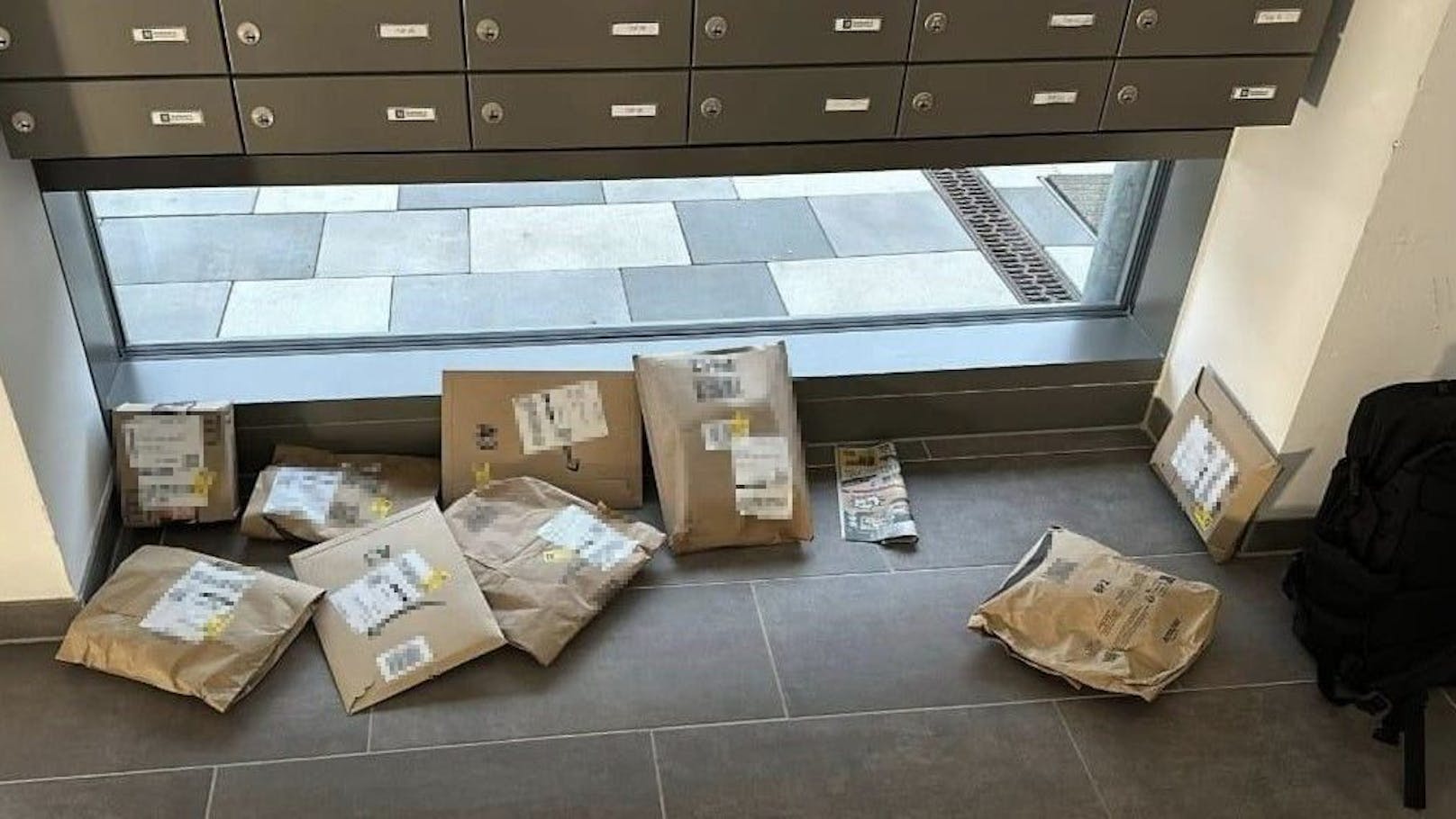 In der Wiener Seestadt warteten Anrainer am Dienstag auf ihre Amazon-Pakete.