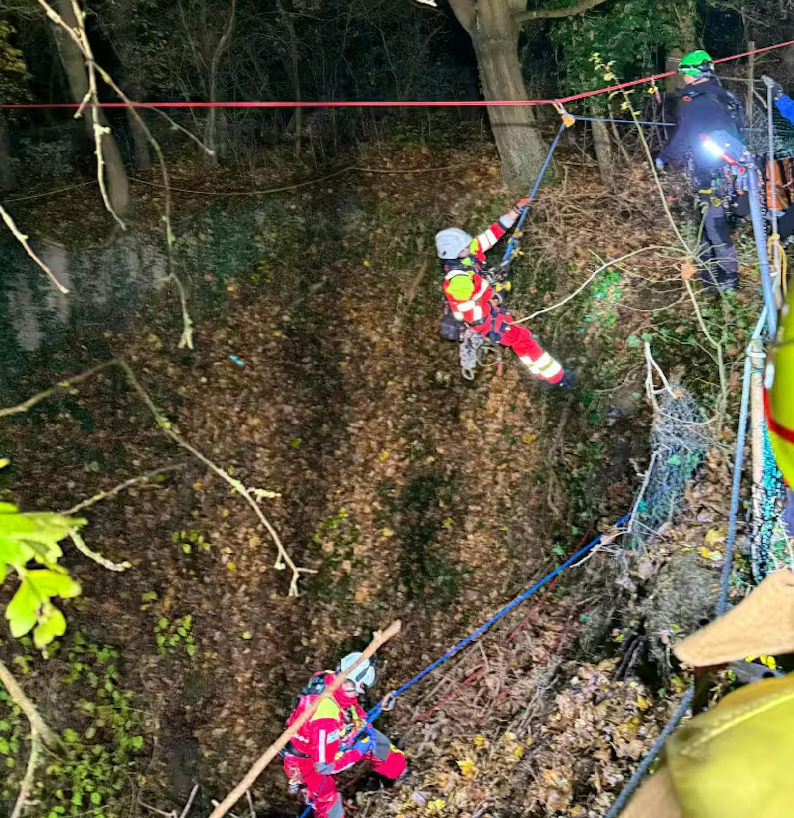 "Nach der Erkundung und einer kurzen Einweisung durch die Polizei konnte die Lage bestätigt werden: drei verletzte Personen in einem etwa 28 Meter tiefen Schacht", schreibt die Feuerwehr Mendig.