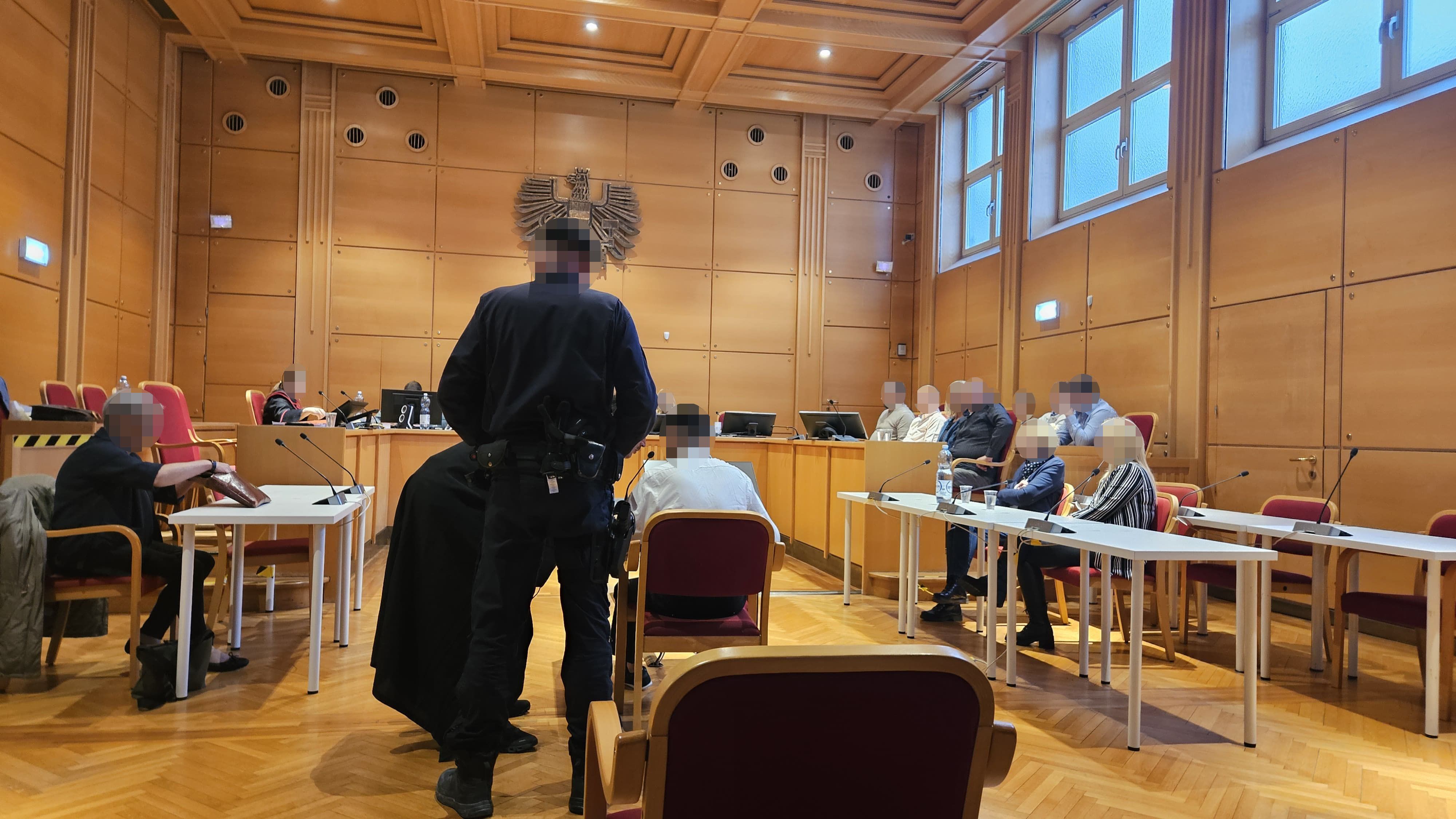 Der 22-Jährige muss sich am Montag im Schwurgerichtssaal des Linzer Landesgerichtes verantworten.