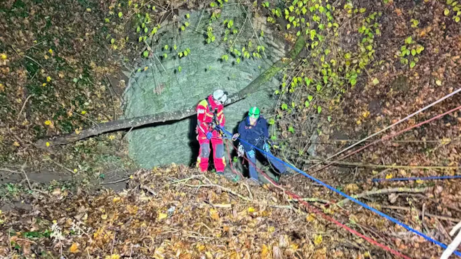 Flucht vor Polizei: Teenies stürzen 20 Meter in Schacht