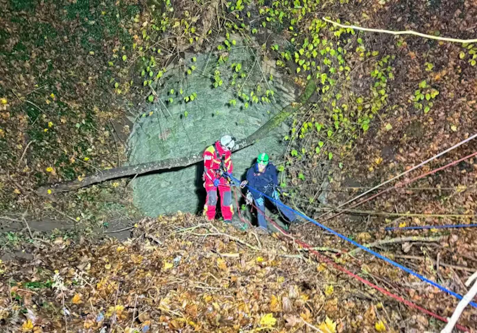 Der Schacht, in den die Jugendlichen stürzten, ist mehr als 20 Meter tief.