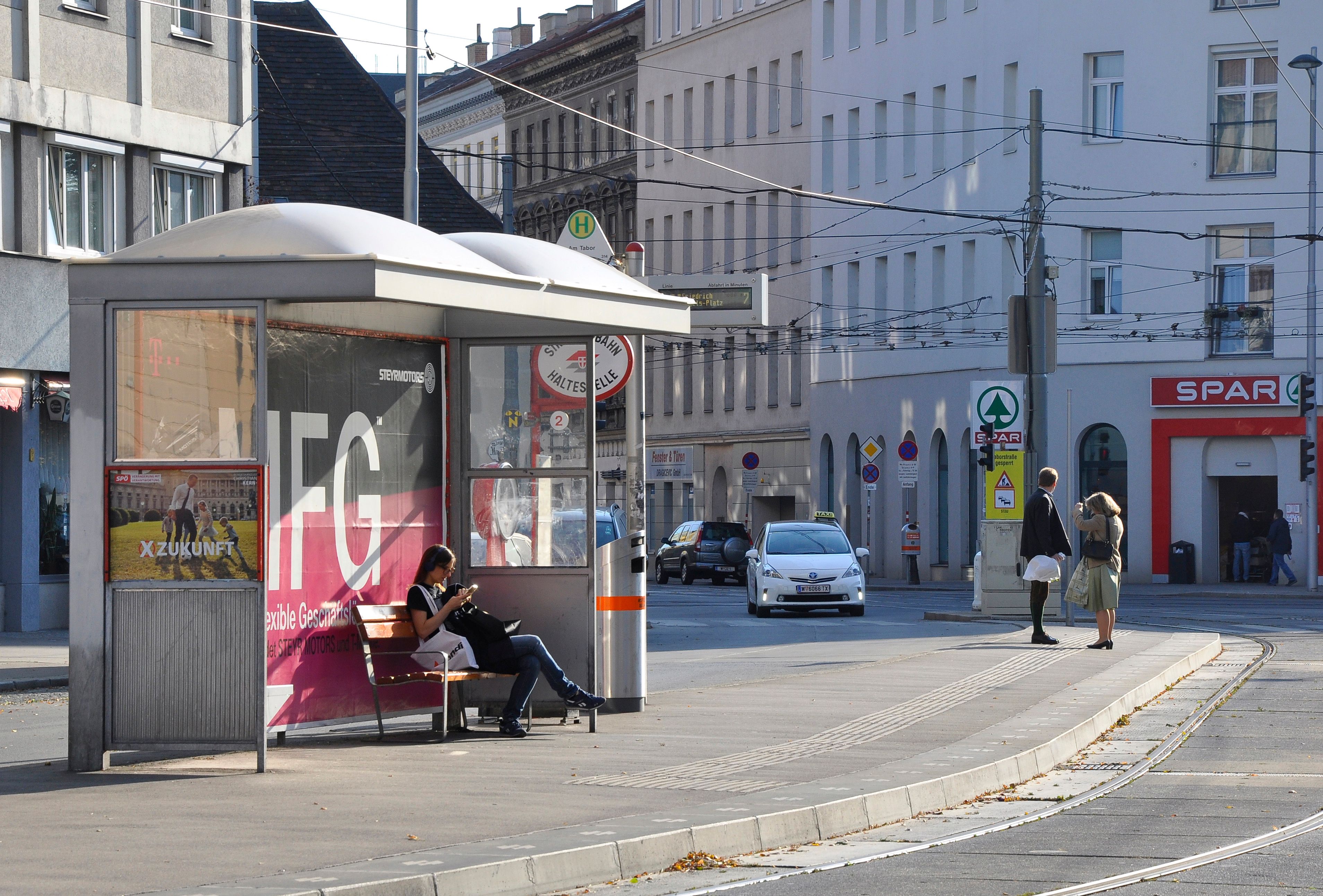 Der Vorfall ereignete sich bei einer Straßenbahnstation in Wien. Symbolbild. 