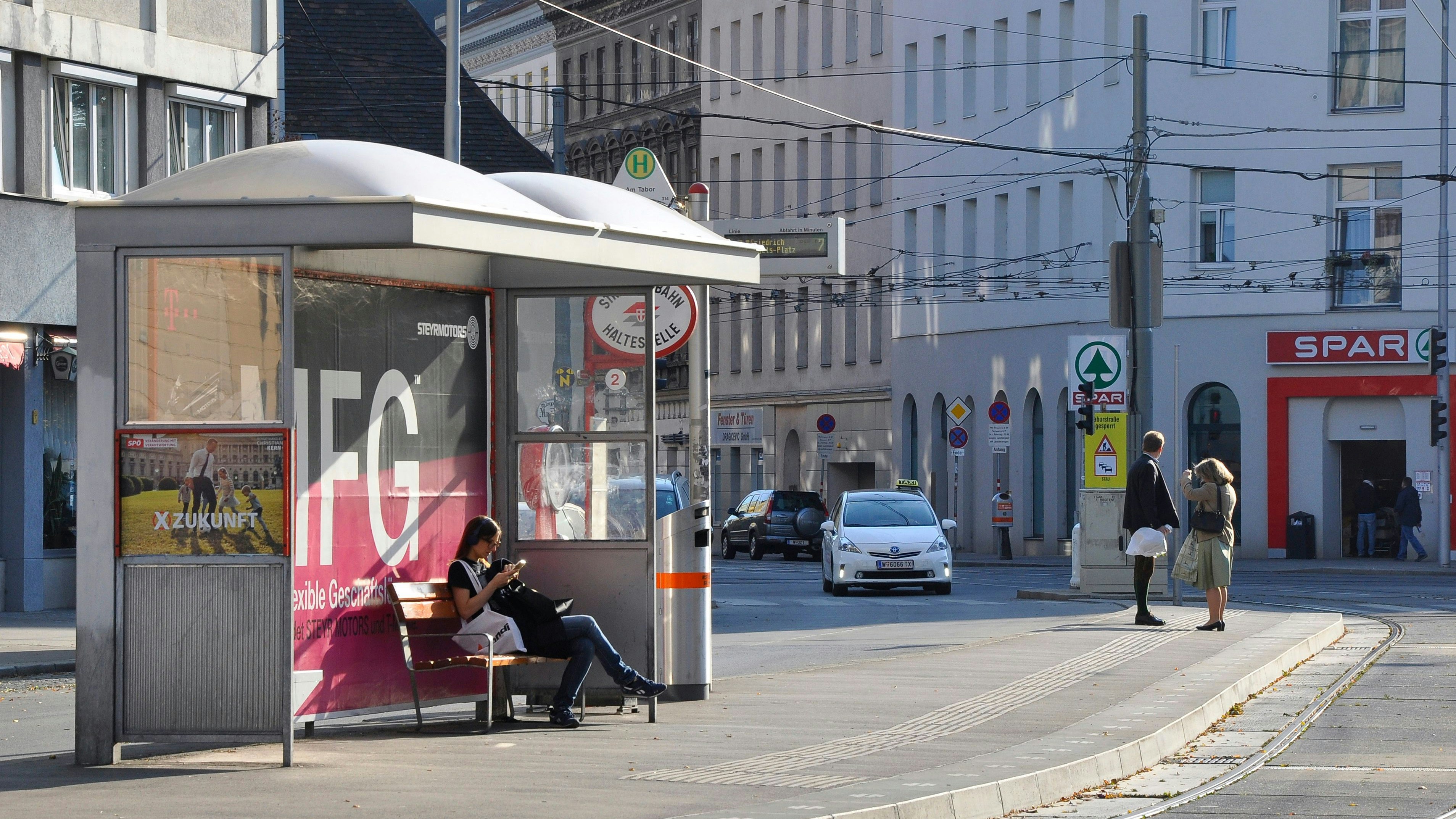 Der Vorfall ereignete sich bei einer Straßenbahnstation in Wien. Symbolbild. 