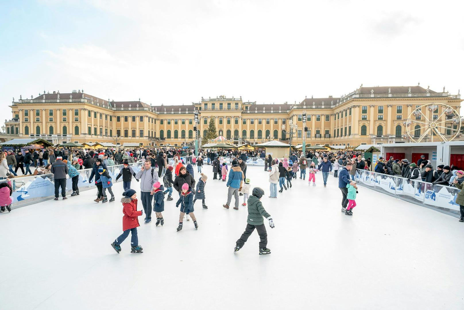 Eislaufen vor der barocken Kulisse des Schlosses Schönbrunn – eine einzigartige Kombination aus Sport und Winterzauber.