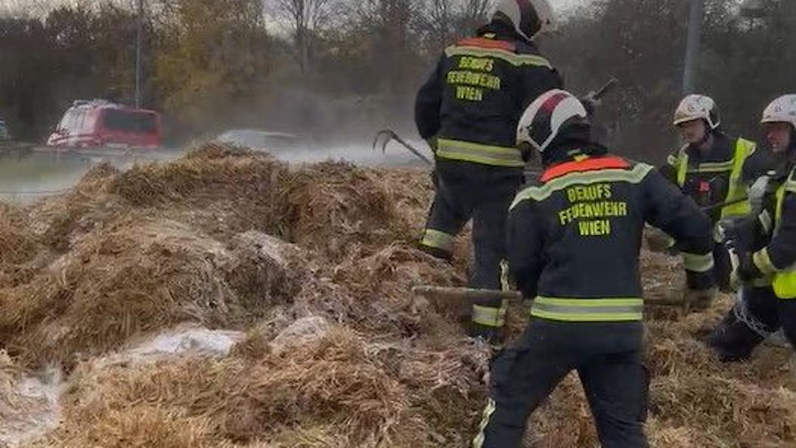 Strohballen auf Lkw in Brand – A22 stundenlang gesperrt