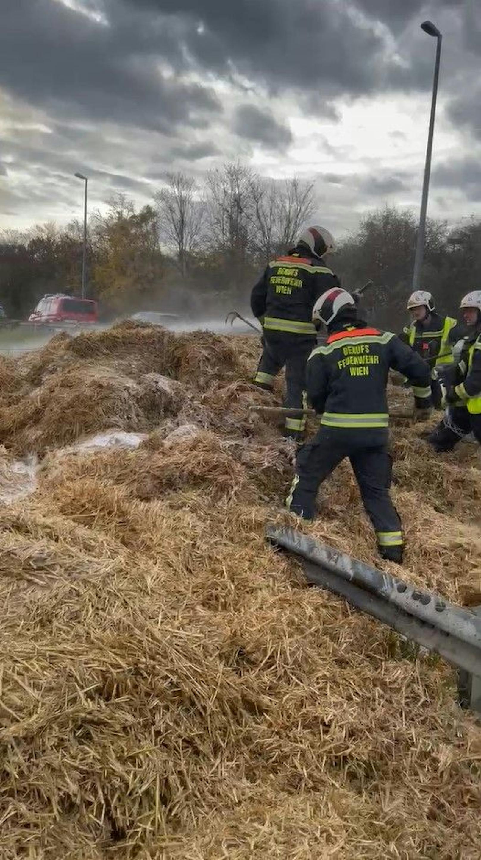 Am Montag musste die Feuerwehr brennende Strohballen auf der A22 löschen. 