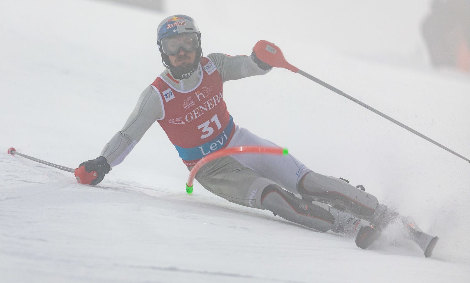 Beim ersten Saisonslalom in Levi rutschte Marcel Hirscher nur auf Platz 46. Beim Sieg von Clement Noel war Adrian Pertl als 15. der beste ÖSV-Läufer.