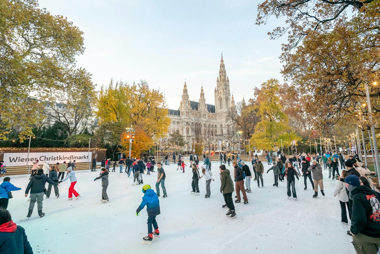 Eislaufen vor dem festlich beleuchteten Wiener Rathaus: Der Eistraum bietet eine magische Atmosphäre für Familien.