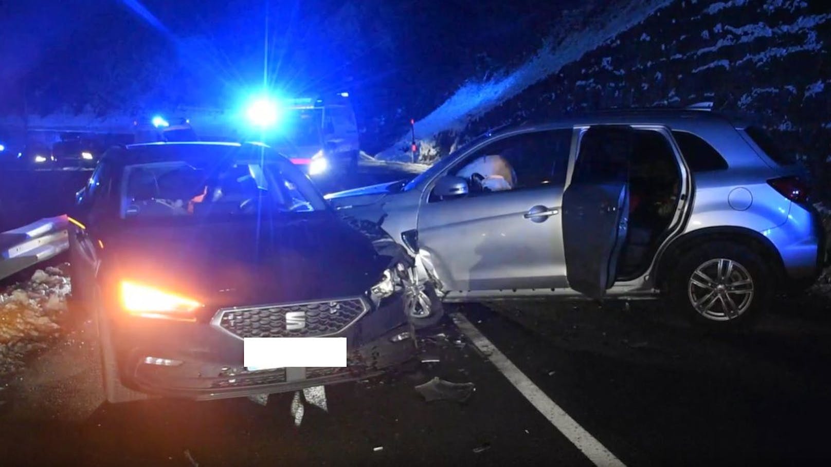 Lenker (24) kracht in Gegenverkehr – 3 Verletzte